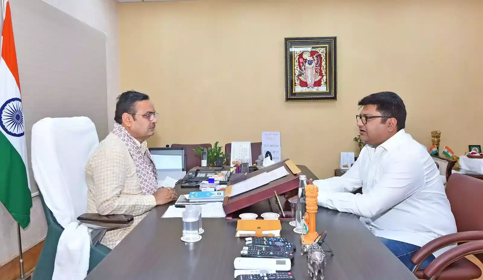 जयपुर में मुख्यमंत्री भजनलाल शर्मा को विधायक डॉ. शैलेश सिंह भरतपुर में फसल नुकसान का ज्ञापन सौंपते हुए।