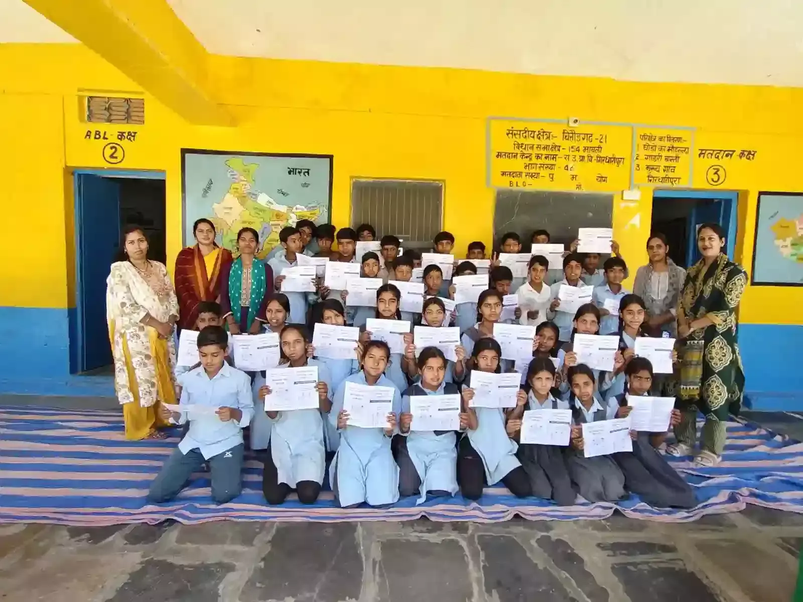 गिरधारीपुरा के विद्यालय में बाल विवाह रोकथाम जागरूकता कार्यक्रम के दौरान शपथ लेते विद्यार्थी और विकल्प संस्थान के कार्यकर्ता। गिरधारीपुरा के विद्यालय में बाल विवाह रोकथाम जागरूकता कार्यक्रम के दौरान शपथ लेते विद्यार्थी और विकल्प संस्थान के कार्यकर्ता।