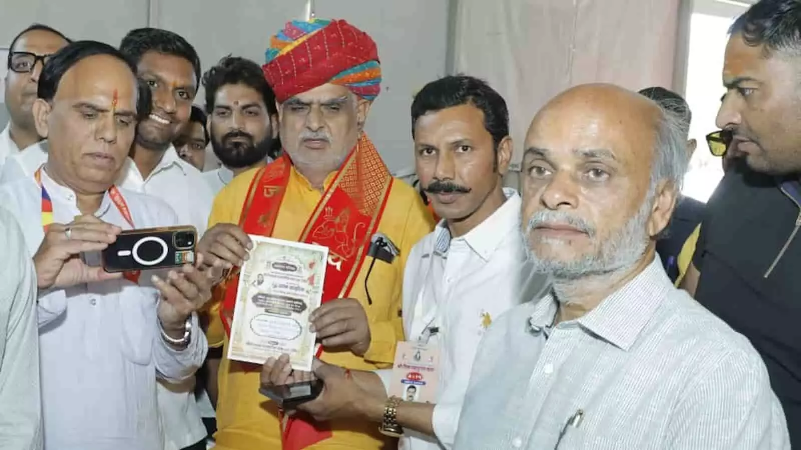 भीलवाड़ा: 31 जोड़ों के सामूहिक विवाह सम्मेलन में यूडीएच मंत्री को निमंत्रण भीलवाड़ा: 31 जोड़ों के सामूहिक विवाह सम्मेलन में यूडीएच मंत्री को निमंत्रण