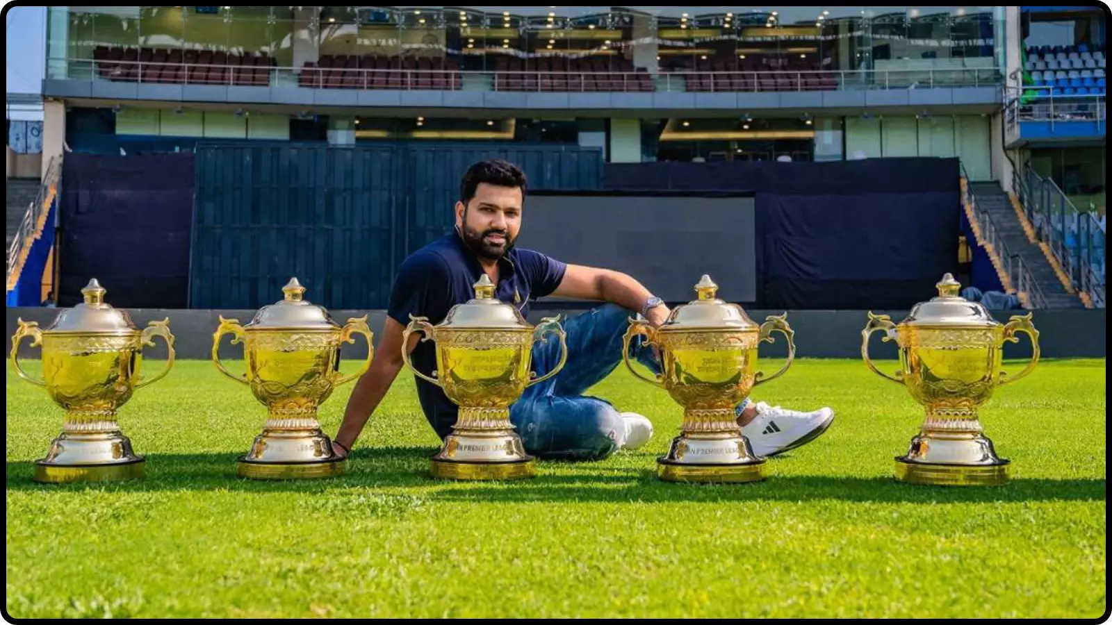 क्रिकेट मैदान पर रोहित शर्मा पांच स्वर्ण पदक जैसी ट्रॉफियों के साथ बैठे हुए दिख रहे हैं। क्रिकेट मैदान पर रोहित शर्मा पांच स्वर्ण पदक जैसी ट्रॉफियों के साथ बैठे हुए दिख रहे हैं।