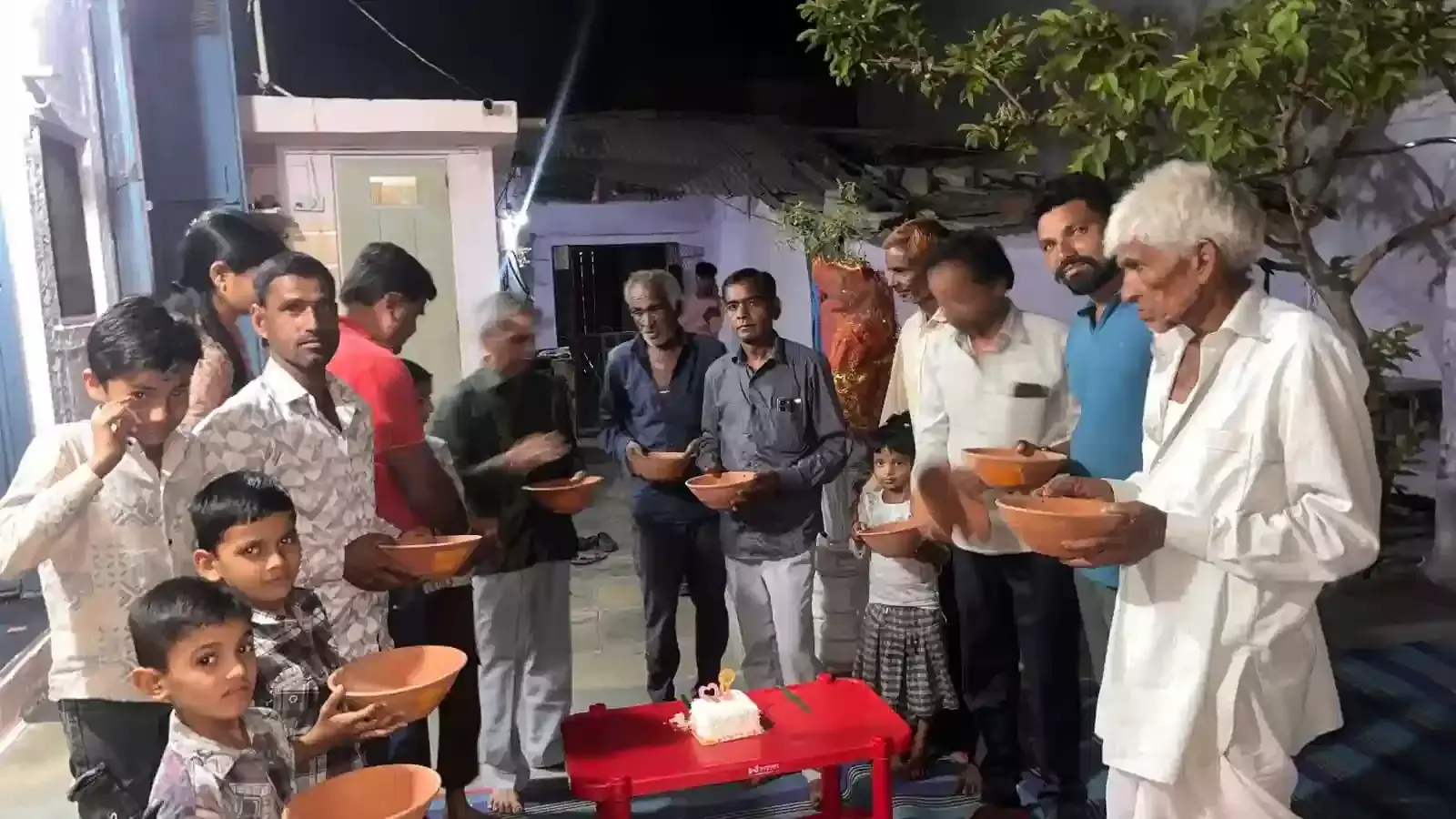 चित्तौड़गढ़ के कारुण्डा में मंदिर परिसर में पक्षियों के लिए मिट्टी का परिंडा बांधते पारस मल जैन। चित्तौड़गढ़ के कारुण्डा में मंदिर परिसर में पक्षियों के लिए मिट्टी का परिंडा बांधते पारस मल जैन।