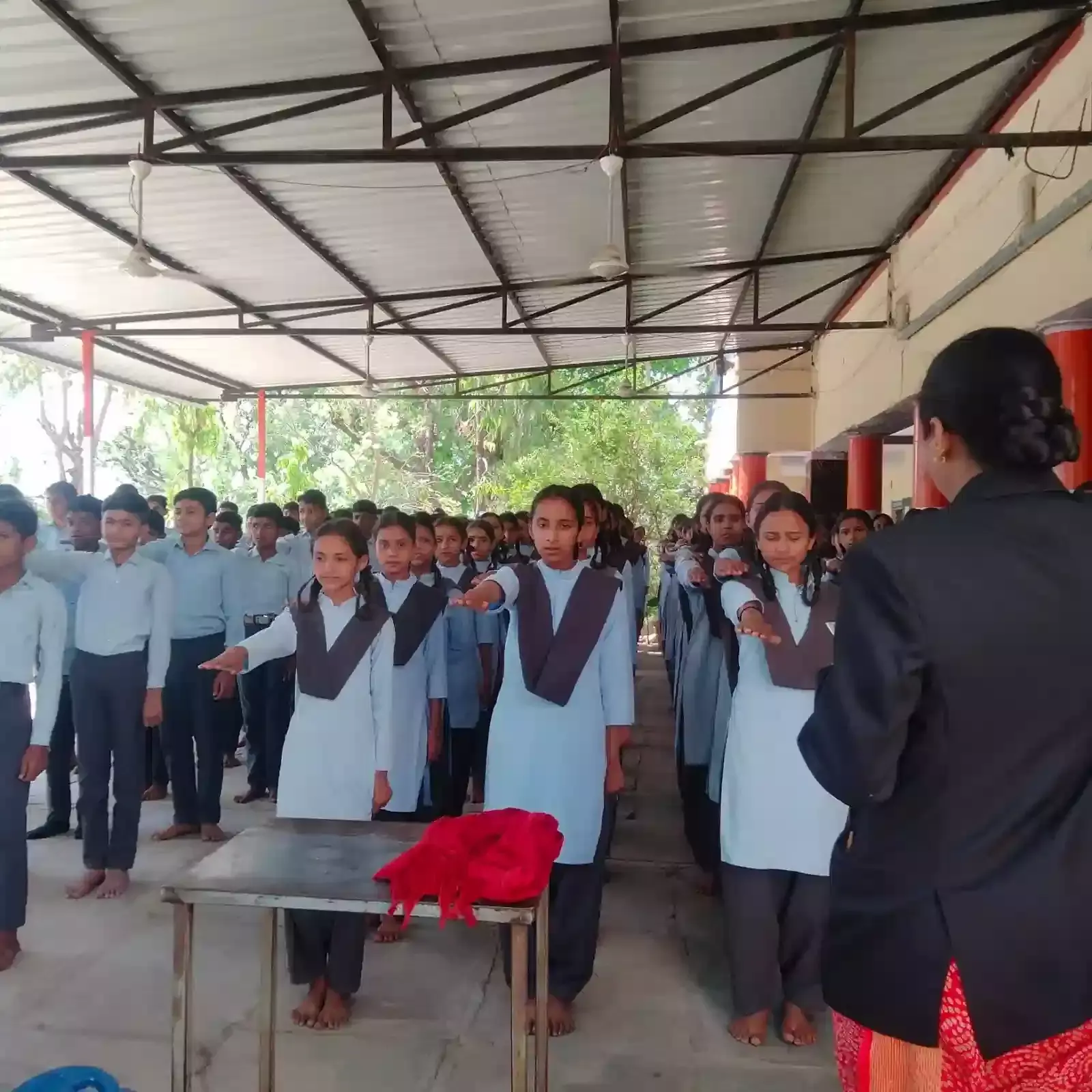 उदयपुर के महाराज की खेड़ी स्कूल में बाल विवाह रोकथाम कार्यशाला के दौरान छात्राओं को जागरूक करती महिला परामर्शदाता। उदयपुर के महाराज की खेड़ी स्कूल में बाल विवाह रोकथाम कार्यशाला के दौरान छात्राओं को जागरूक करती महिला परामर्शदाता।
