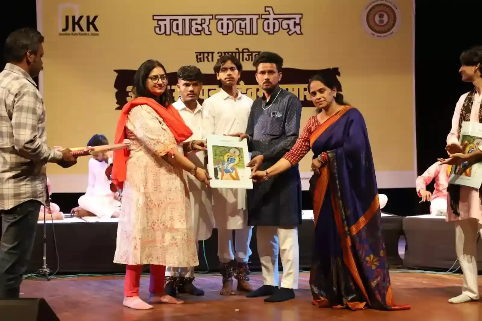 जयपुर के जवाहर कला केंद्र में राजस्थानी लोक नृत्य करते बाल कलाकार और वाद्य यंत्र बजाते संगीतकार। जयपुर के जवाहर कला केंद्र में राजस्थानी लोक नृत्य करते बाल कलाकार और वाद्य यंत्र बजाते संगीतकार।