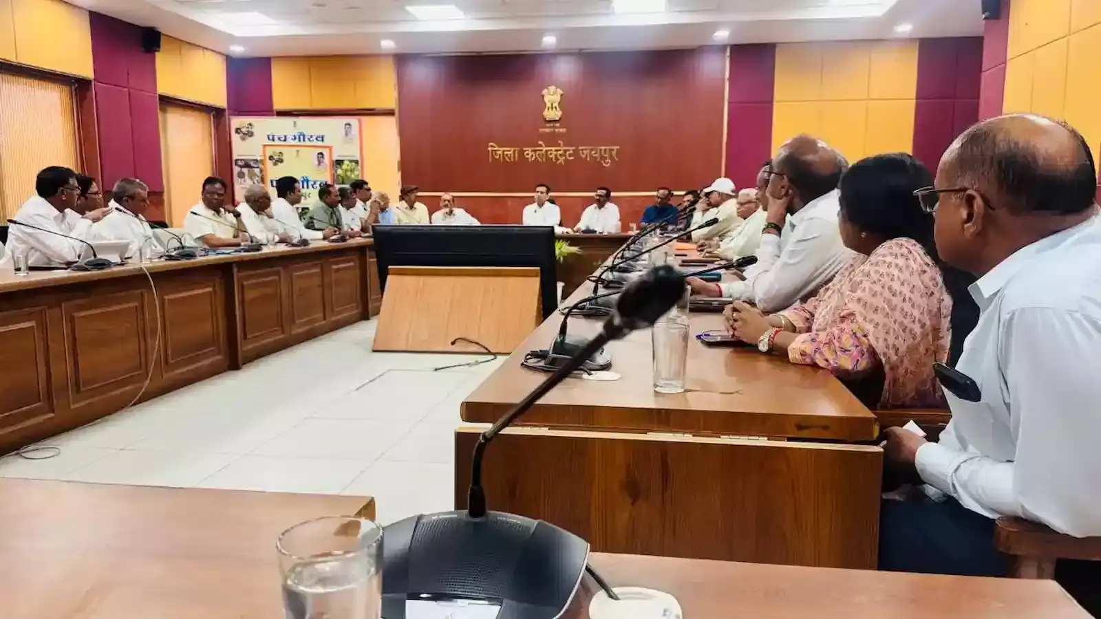 जयपुर कलेक्ट्रेट सभागार में जिला कलेक्टर और विभिन्न सामाजिक संगठनों के प्रतिनिधि बैठक करते हुए। जयपुर कलेक्ट्रेट सभागार में जिला कलेक्टर और विभिन्न सामाजिक संगठनों के प्रतिनिधि बैठक करते हुए।