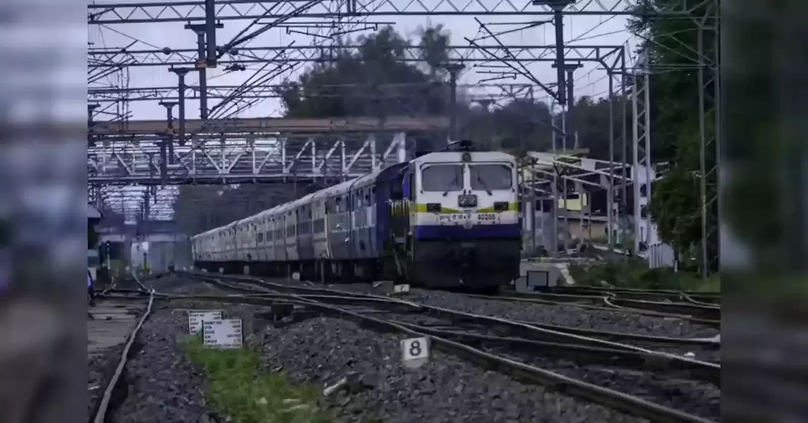 उत्तर पश्चिम रेलवे की पटरी पर दौड़ती ट्रेन वित्तीय वर्ष 2025-26 के शानदार परिचालन अनुपात के संदर्भ में। उत्तर पश्चिम रेलवे की पटरी पर दौड़ती ट्रेन वित्तीय वर्ष 2025-26 के शानदार परिचालन अनुपात के संदर्भ में।