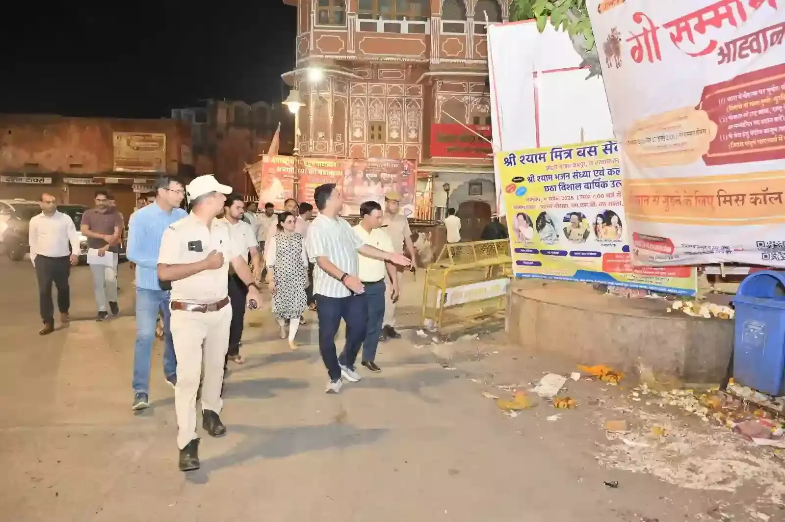 जयपुर के परकोटा क्षेत्र में पैदल चलकर सफाई व्यवस्था का निरीक्षण करते हुए नगर निगम आयुक्त ओम कसेरा। जयपुर के परकोटा क्षेत्र में पैदल चलकर सफाई व्यवस्था का निरीक्षण करते हुए नगर निगम आयुक्त ओम कसेरा।