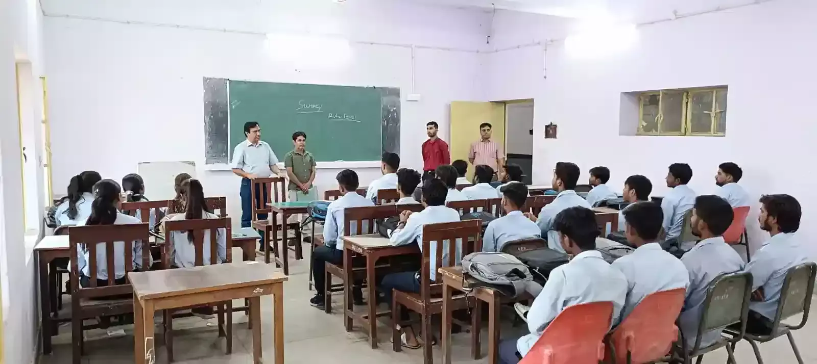 सेवर रोड स्थित राजकीय पोलोटेक्निक कॉलेज भरतपुर में आरयूआईडीपी परियोजना की जानकारी देते विशेषज्ञ और उपस्थित छात्र समूह। सेवर रोड स्थित राजकीय पोलोटेक्निक कॉलेज भरतपुर में आरयूआईडीपी परियोजना की जानकारी देते विशेषज्ञ और उपस्थित छात्र समूह।