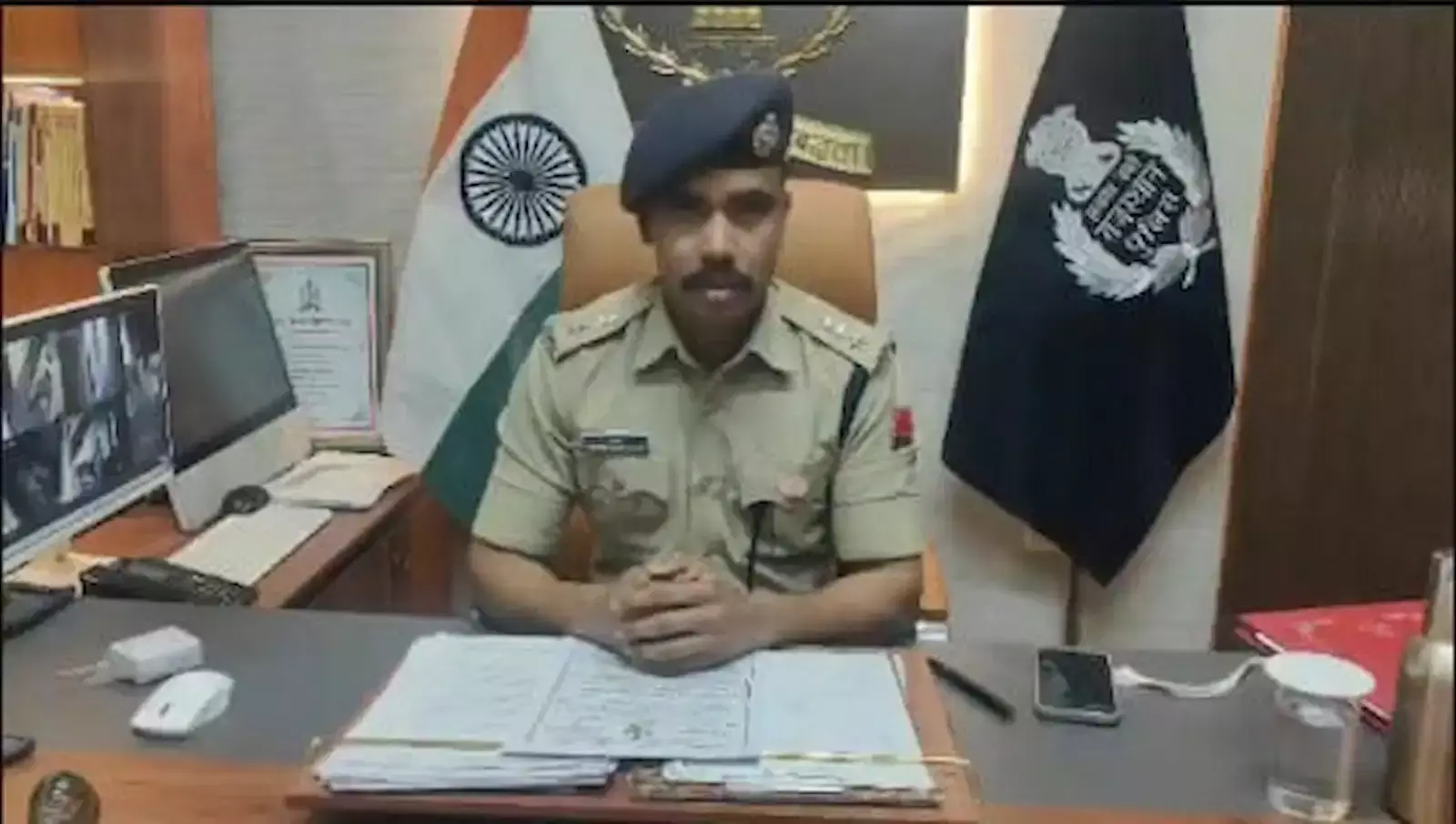 डीग पुलिस द्वारा ऑपरेशन एण्टीवायरस के तहत पकड़े गए साइबर ठग और बरामद मोबाइल एवं नकदी।