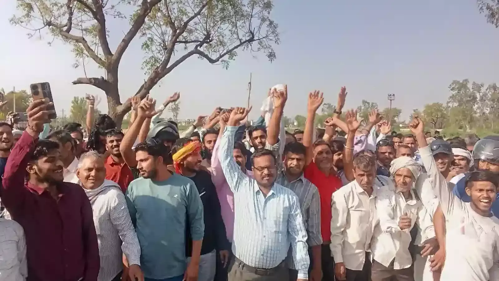 भरतपुर की टीटागढ़ कंपनी के बाहर गेट पर विरोध प्रदर्शन करते हुए मजदूर और नारेबाजी का दृश्य।