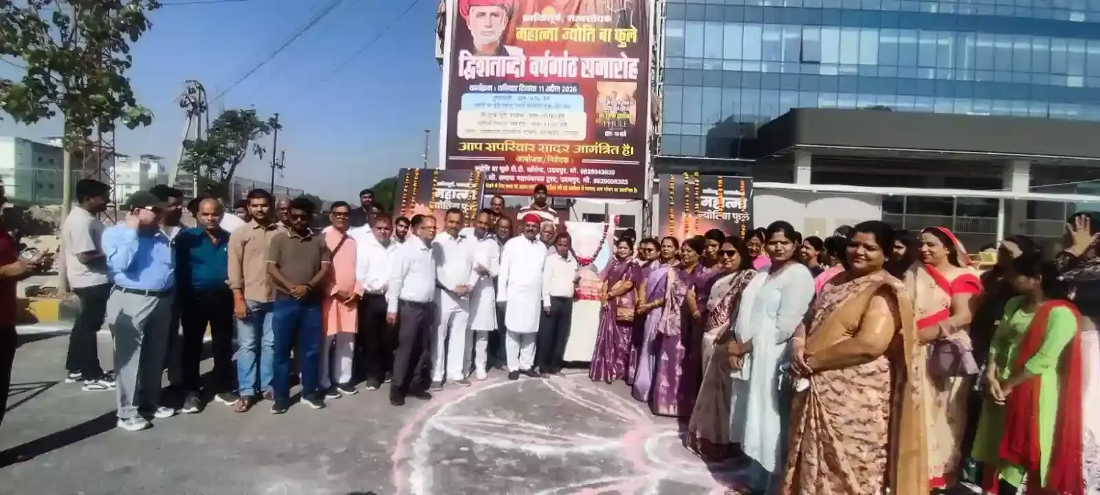 उदयपुर में ज्योतिबा फुले सर्कल पर महात्मा फुले की जयंती समारोह के दौरान तस्वीर पर माल्यार्पण करते समाज के प्रतिनिधि। उदयपुर में ज्योतिबा फुले सर्कल पर महात्मा फुले की जयंती समारोह के दौरान तस्वीर पर माल्यार्पण करते समाज के प्रतिनिधि।