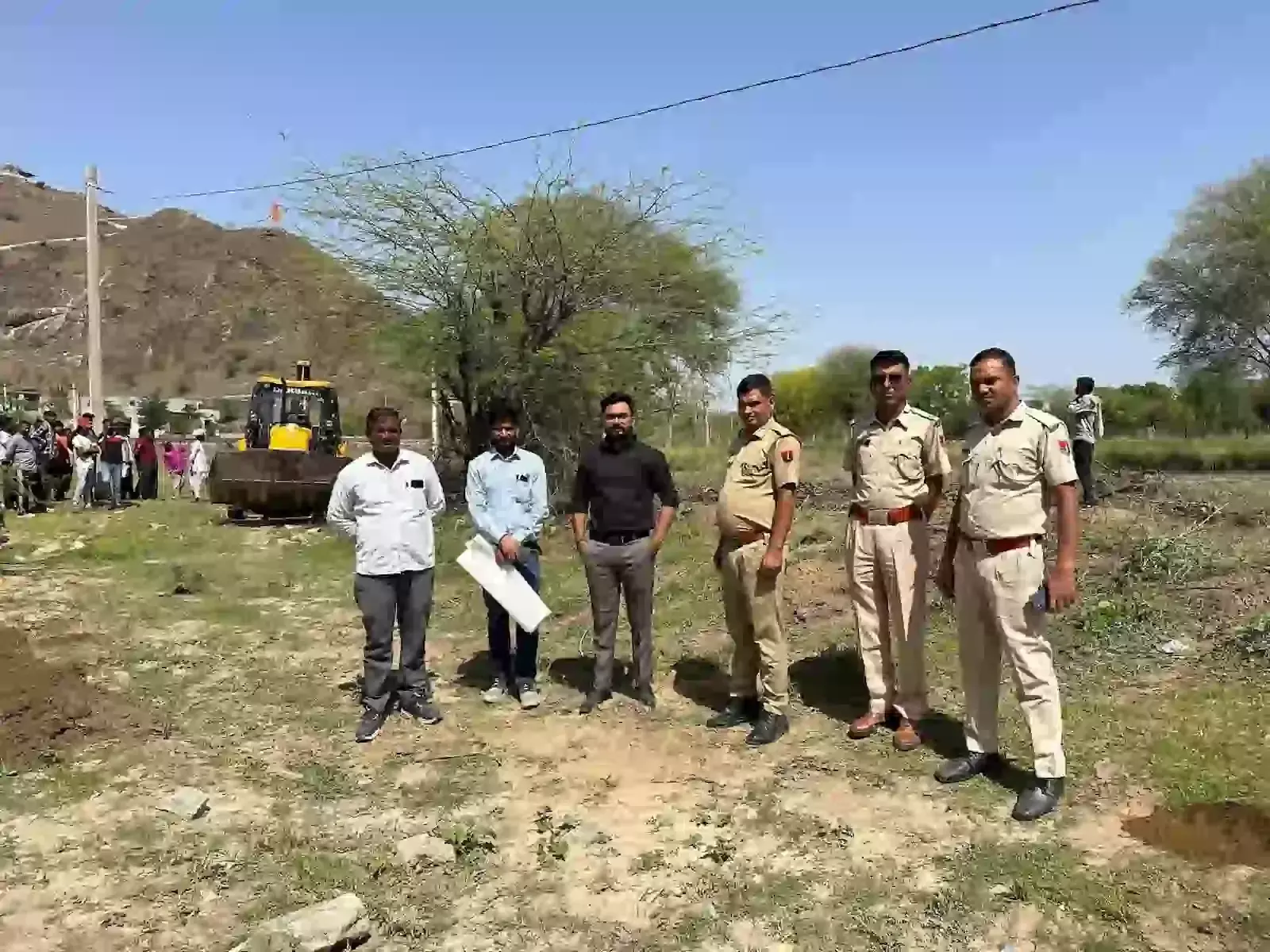 रातडिया में प्रशासन द्वारा जेसीबी मशीन से खेल मैदान पर हुआ अवैध अतिक्रमण हटाने की दृश्यता। रातडिया में प्रशासन द्वारा जेसीबी मशीन से खेल मैदान पर हुआ अवैध अतिक्रमण हटाने की दृश्यता।