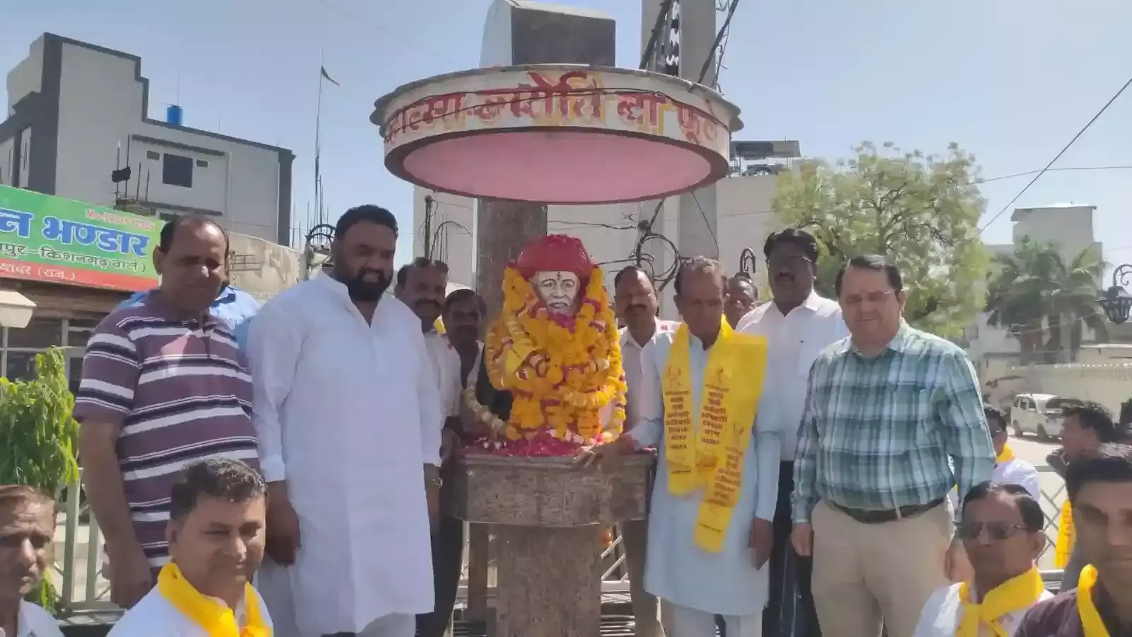 ब्यावर के सतपुलिया रोड पर महात्मा ज्योतिबा फुले की प्रतिमा पर माल्यार्पण करते विधायक और जिला प्रशासन के अधिकारी। ब्यावर के सतपुलिया रोड पर महात्मा ज्योतिबा फुले की प्रतिमा पर माल्यार्पण करते विधायक और जिला प्रशासन के अधिकारी।