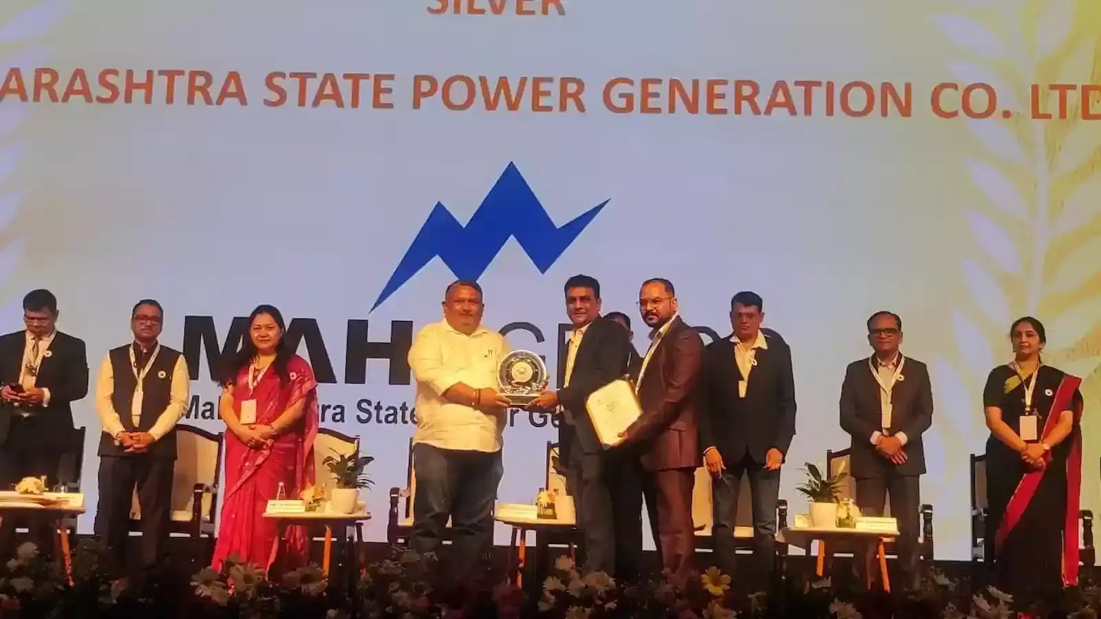 कामगार मंत्री आकाश फुंडकर महाराष्ट्र में संतोष चव्हाण को व्यावसायिक सुरक्षा पुरस्कार प्रदान करते हुए। कामगार मंत्री आकाश फुंडकर महाराष्ट्र में संतोष चव्हाण को व्यावसायिक सुरक्षा पुरस्कार प्रदान करते हुए।