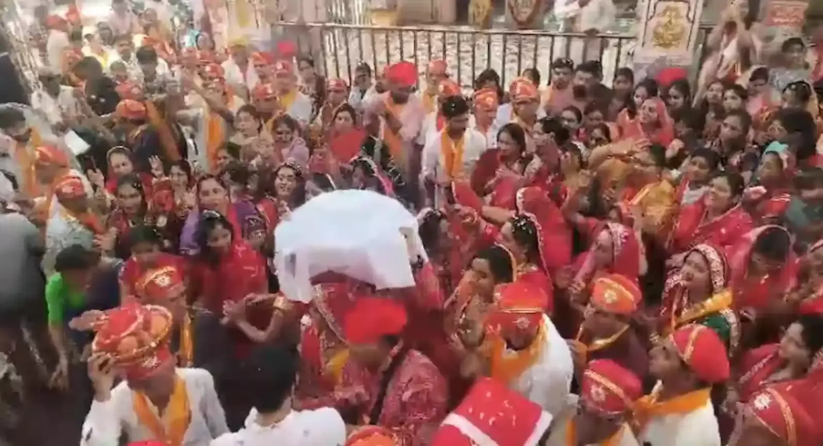 कुंभलगढ़ के प्रसिद्ध चारभुजा नाथ गढ़बोर मंदिर के शिखर पर केसरिया ध्वजा चढ़ाते श्रद्धालु और धार्मिक आयोजन का दृश्य। कुंभलगढ़ के प्रसिद्ध चारभुजा नाथ गढ़बोर मंदिर के शिखर पर केसरिया ध्वजा चढ़ाते श्रद्धालु और धार्मिक आयोजन का दृश्य।