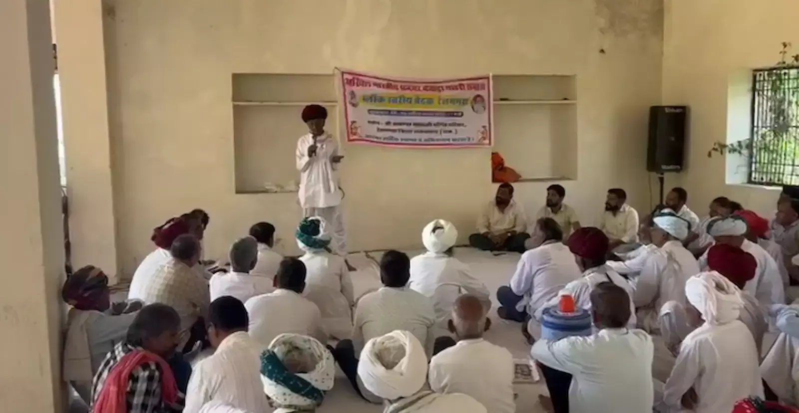 रेलमगरा के चामुण्डा माता मंदिर में गाडरी समाज की ब्लॉक स्तरीय बैठक के दौरान चर्चा करते समाज के लोग। रेलमगरा के चामुण्डा माता मंदिर में गाडरी समाज की ब्लॉक स्तरीय बैठक के दौरान चर्चा करते समाज के लोग।