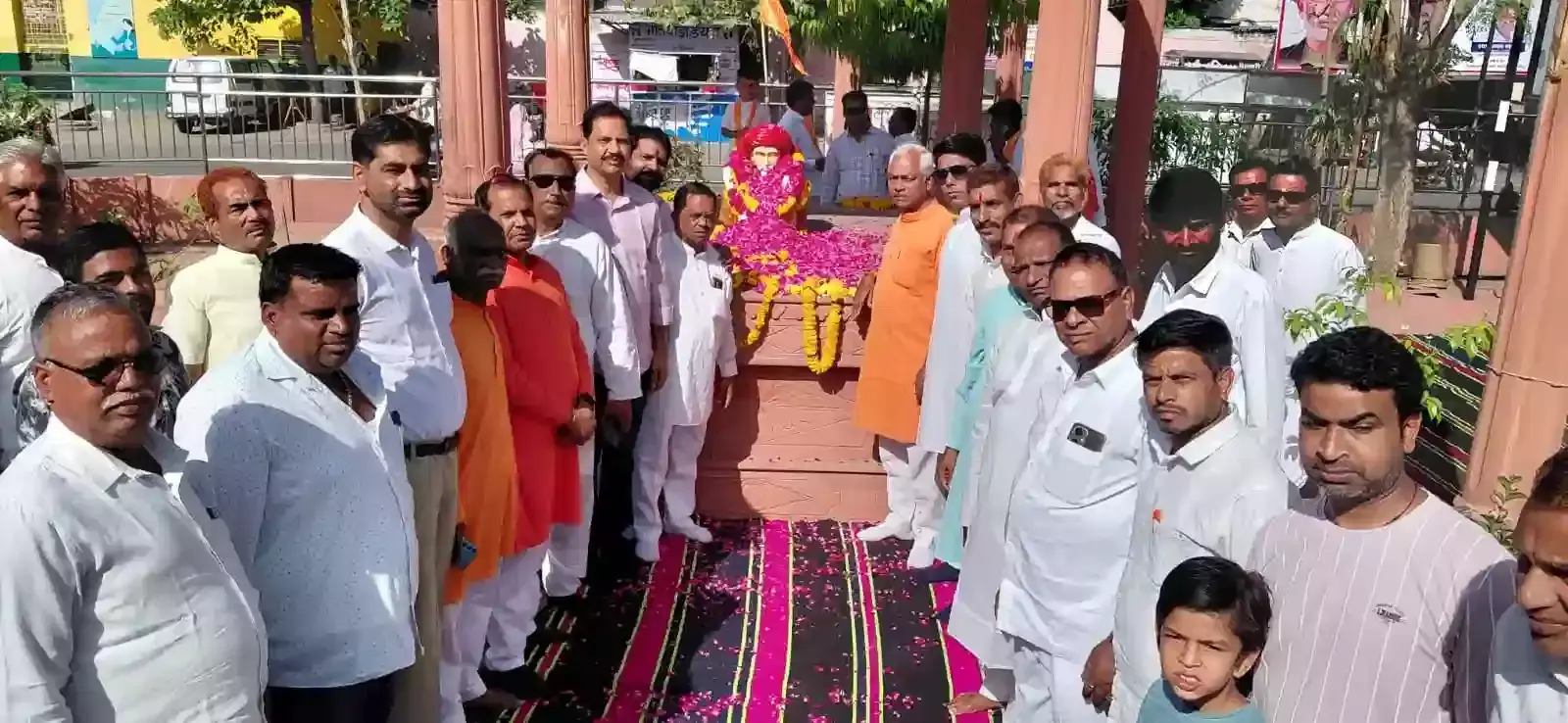 भीलवाड़ा के फुले सर्कल पर महात्मा ज्योतिबा फुले की प्रतिमा के सामने दीप प्रज्वलित करते माली समाज के लोग। भीलवाड़ा के फुले सर्कल पर महात्मा ज्योतिबा फुले की प्रतिमा के सामने दीप प्रज्वलित करते माली समाज के लोग।