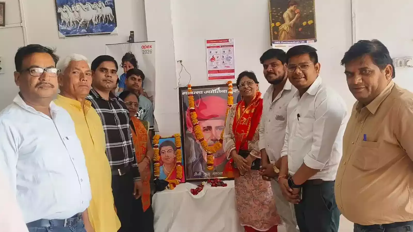 बयाना में महात्मा ज्योतिबा फुले जयंती पर सैनी समाज के रक्तदान शिविर में पंजीकरण कराते युवा और नागरिक। बयाना में महात्मा ज्योतिबा फुले जयंती पर सैनी समाज के रक्तदान शिविर में पंजीकरण कराते युवा और नागरिक।