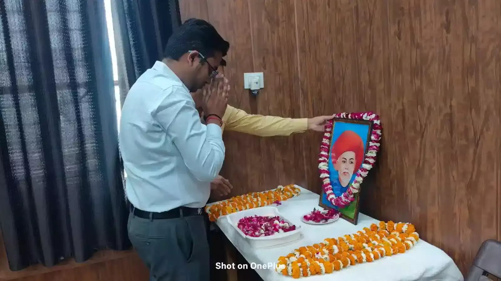पंचायत समिति सभागार डीग में महात्मा ज्योतिबा फुले की जयंती पर चित्र पर माल्यार्पण करते जिला कलेक्टर और प्रशासनिक अधिकारी।