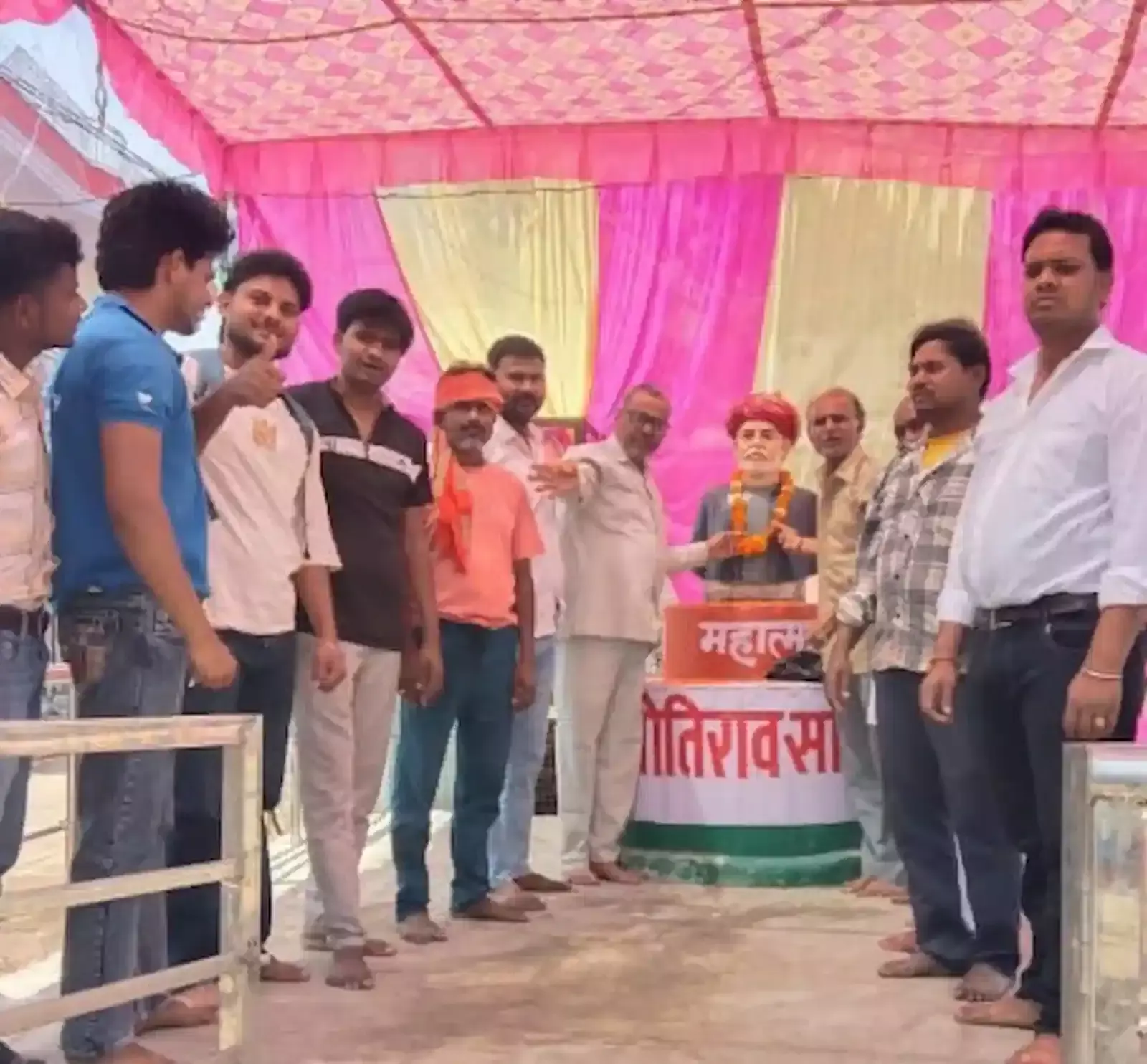 डीग रोड चुंगी पर महात्मा ज्योतिबा फुले की मूर्ति पर पुष्प अर्पित करते कांग्रेस अध्यक्ष श्रीकांत शर्मा और अन्य सदस्य।