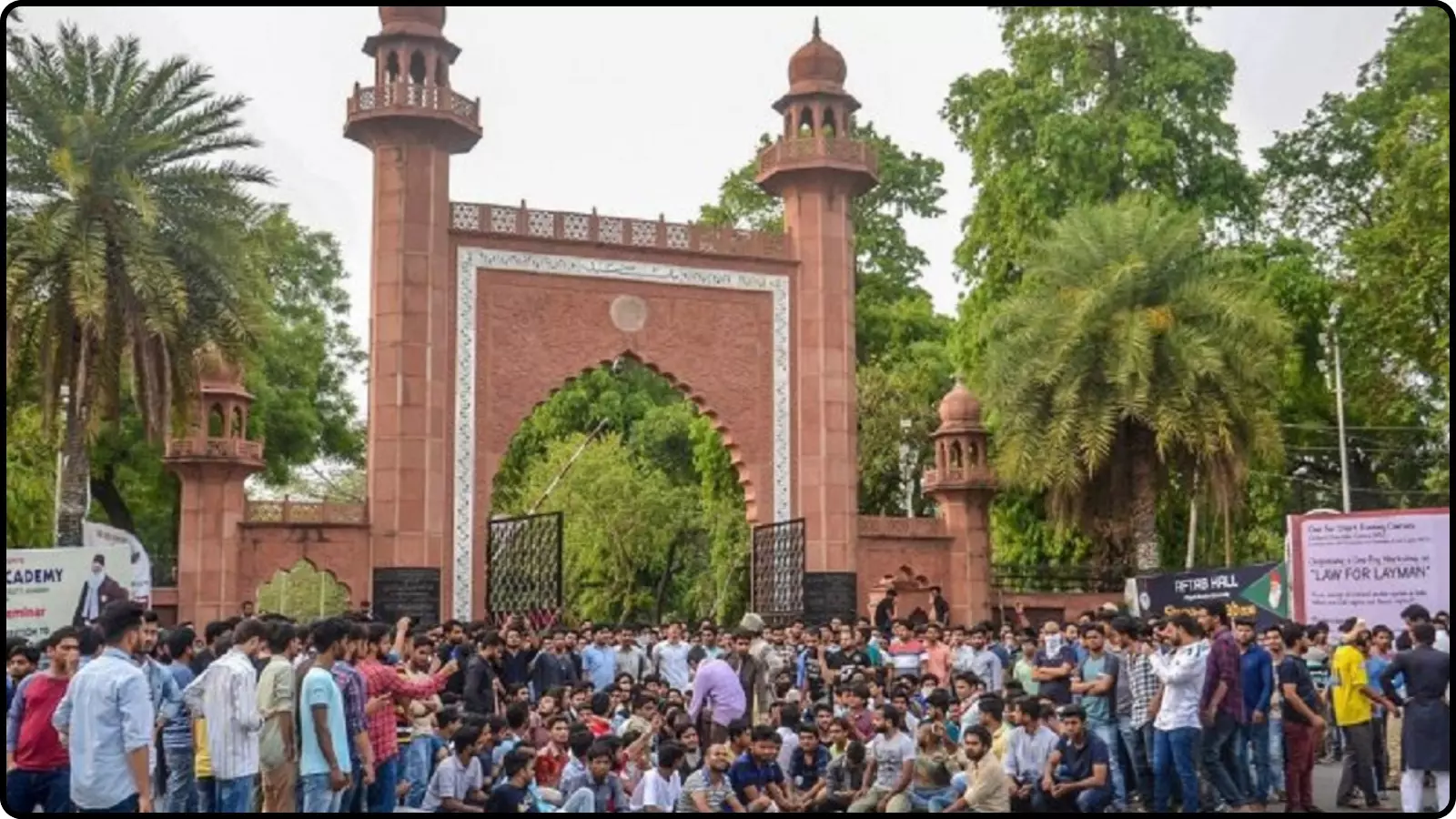 अलीगढ़ मुस्लिम विश्वविद्यालय के प्रवेश द्वार के सामने बड़ी संख्या में छात्र विरोध प्रदर्शन के लिए खड़े हुए। अलीगढ़ मुस्लिम विश्वविद्यालय के प्रवेश द्वार के सामने बड़ी संख्या में छात्र विरोध प्रदर्शन के लिए खड़े हुए।