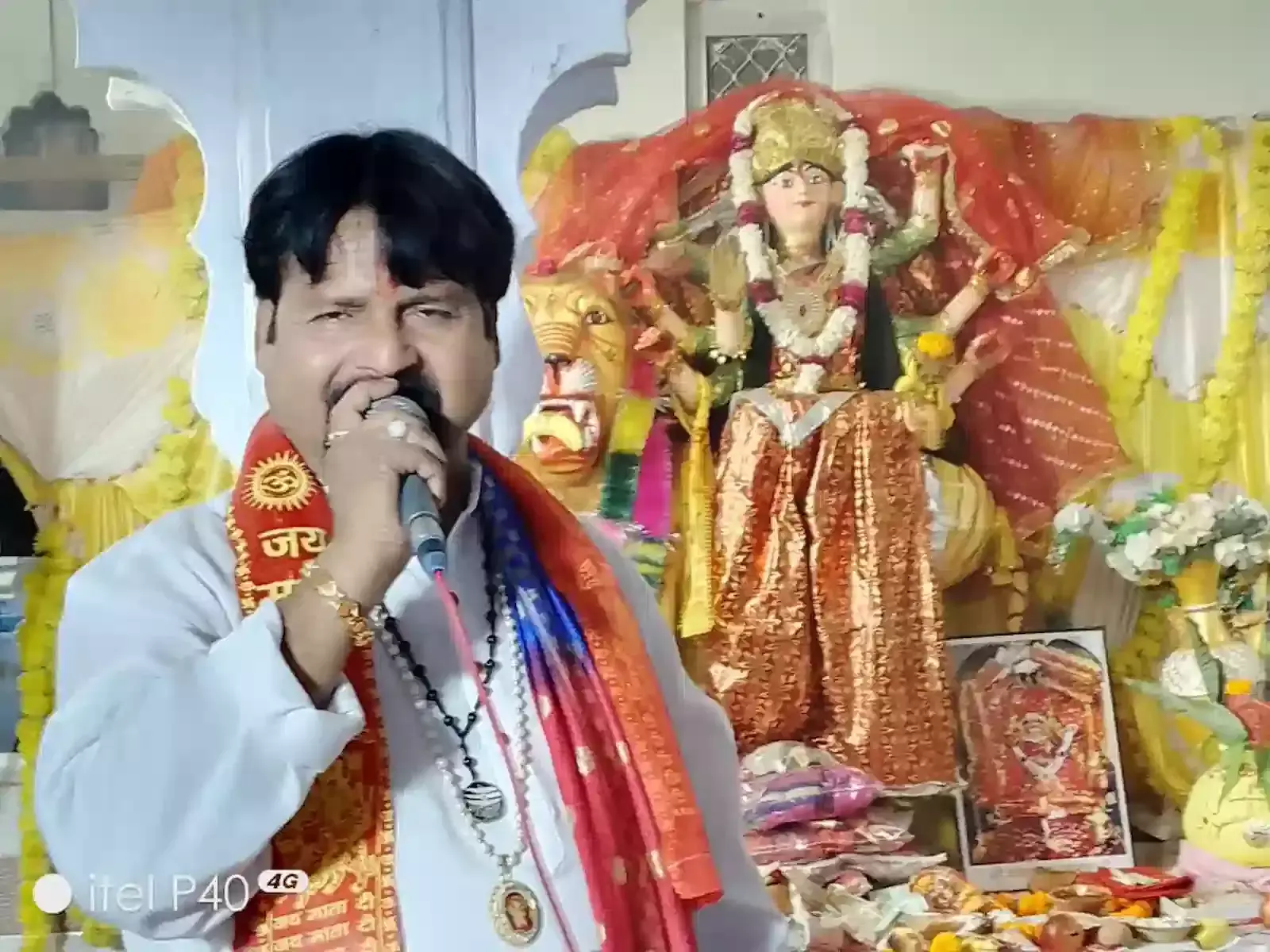 भुसावर के मैन बाजार में सजे माता रानी के दरबार में दर्शन करते श्रद्धालु और उपस्थित भीड़।