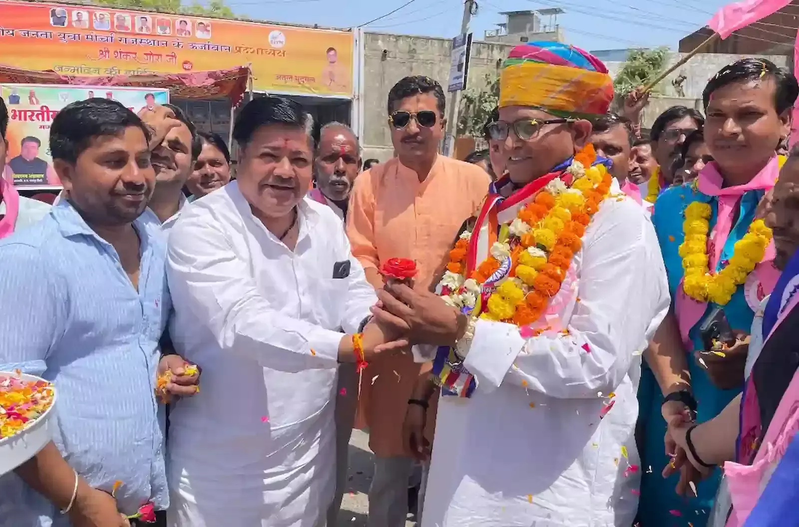 गंगापुर सिटी में महात्मा ज्योतिबा फुले की शोभायात्रा पर पुष्प वर्षा करते भाजपा कार्यकर्ता और स्थानीय नागरिक। गंगापुर सिटी में महात्मा ज्योतिबा फुले की शोभायात्रा पर पुष्प वर्षा करते भाजपा कार्यकर्ता और स्थानीय नागरिक।