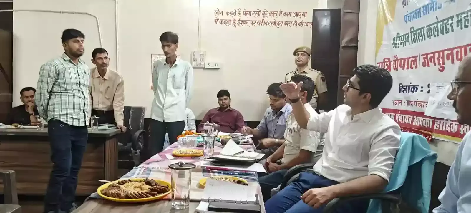 ग्राम पंचायत अतेवा में जनसुनवाई के दौरान ग्रामीणों की समस्याएं सुनते जिला कलेक्टर अक्षय गोदारा और प्रशासनिक अधिकारी। ग्राम पंचायत अतेवा में जनसुनवाई के दौरान ग्रामीणों की समस्याएं सुनते जिला कलेक्टर अक्षय गोदारा और प्रशासनिक अधिकारी।