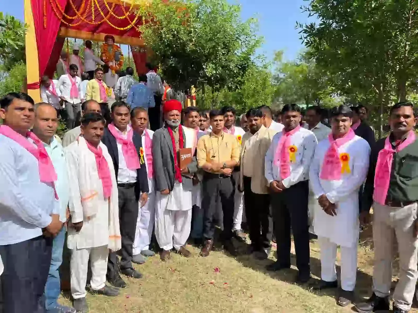 करौली के सैनी छात्रावास में महात्मा ज्योतिबा फुले की प्रतिमा पर पुष्प अर्पित करते प्रशासनिक अधिकारी और आमजन। करौली के सैनी छात्रावास में महात्मा ज्योतिबा फुले की प्रतिमा पर पुष्प अर्पित करते प्रशासनिक अधिकारी और आमजन।