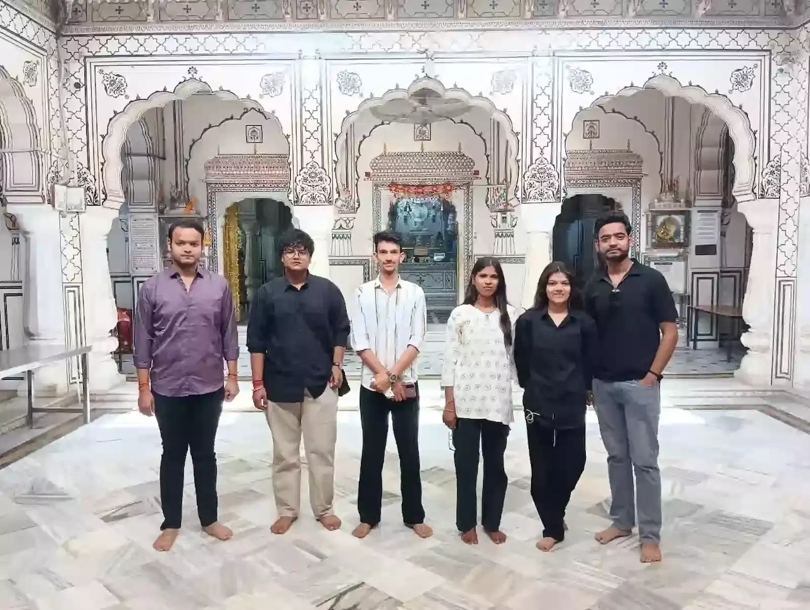 जयपुर के भट्टारक जी मंदिर परिसर में शैक्षणिक भ्रमण के दौरान जानकारी प्राप्त करते गंगापुर के विद्यार्थी। जयपुर के भट्टारक जी मंदिर परिसर में शैक्षणिक भ्रमण के दौरान जानकारी प्राप्त करते गंगापुर के विद्यार्थी।