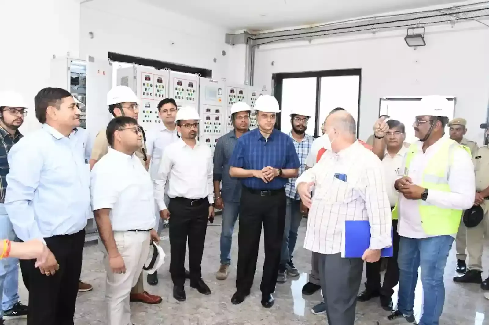 सवाई माधोपुर में ईसरदा बांध के निरीक्षण स्थल पर मुख्य सचिव वी. श्रीनिवास अधिकारियों के साथ परियोजना की समीक्षा करते हुए। सवाई माधोपुर में ईसरदा बांध के निरीक्षण स्थल पर मुख्य सचिव वी. श्रीनिवास अधिकारियों के साथ परियोजना की समीक्षा करते हुए।
