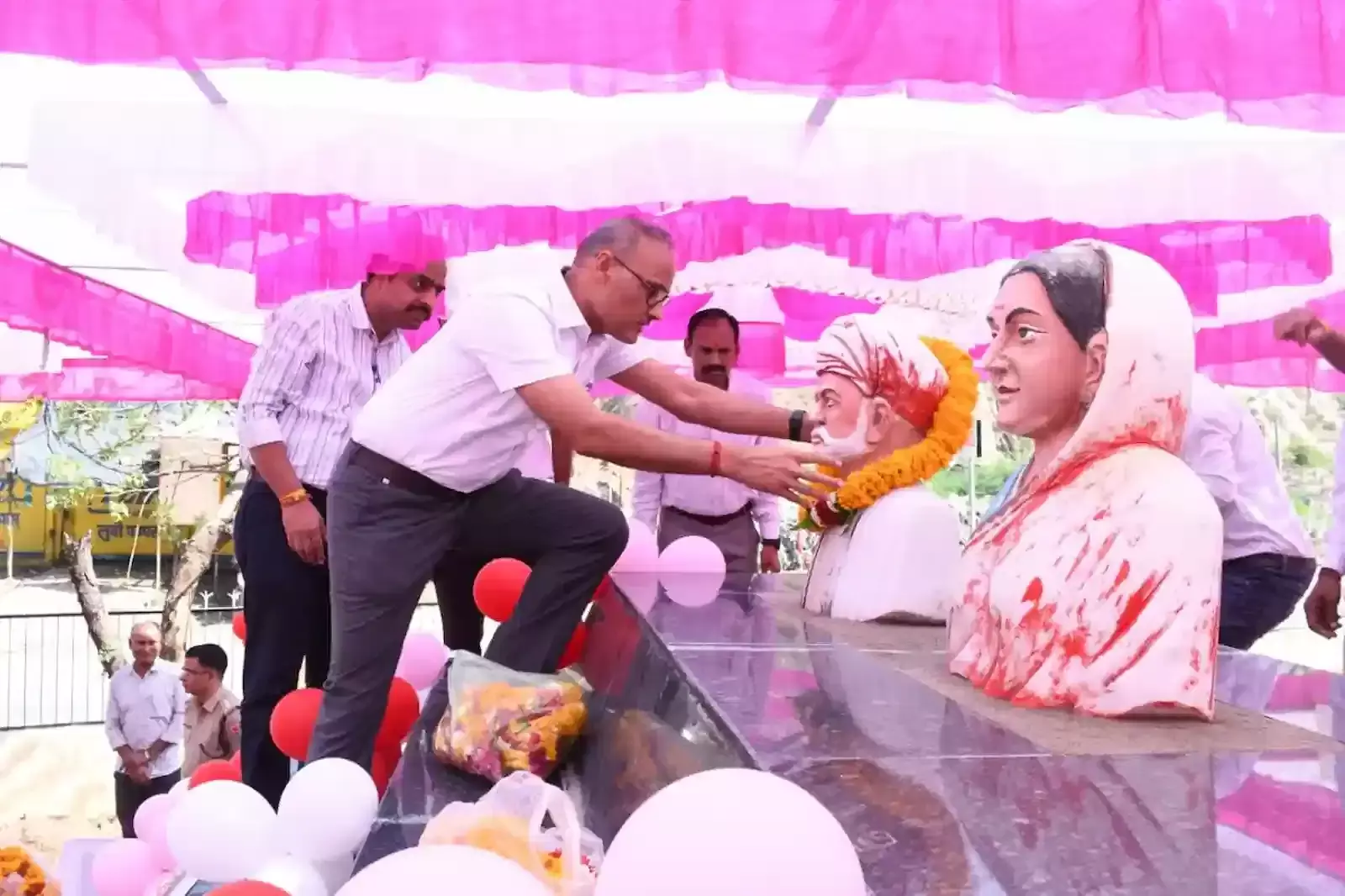 सवाई माधोपुर में महात्मा ज्योतिबा फुले की प्रतिमा पर माल्यार्पण करते अतिरिक्त जिला कलक्टर संजय शर्मा और अन्य नागरिक। सवाई माधोपुर में महात्मा ज्योतिबा फुले की प्रतिमा पर माल्यार्पण करते अतिरिक्त जिला कलक्टर संजय शर्मा और अन्य नागरिक।
