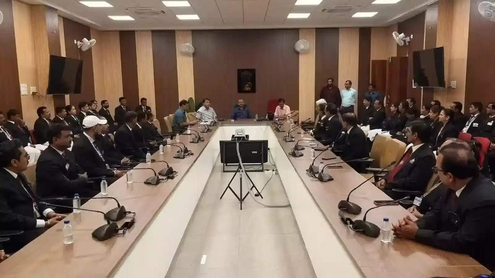 भुसावल मंडल रेल प्रबंधक पुनीत अग्रवाल समारोह में उत्कृष्ट टिकट चेकिंग स्टाफ को प्रशस्ति पत्र देते हुए। भुसावल मंडल रेल प्रबंधक पुनीत अग्रवाल समारोह में उत्कृष्ट टिकट चेकिंग स्टाफ को प्रशस्ति पत्र देते हुए।