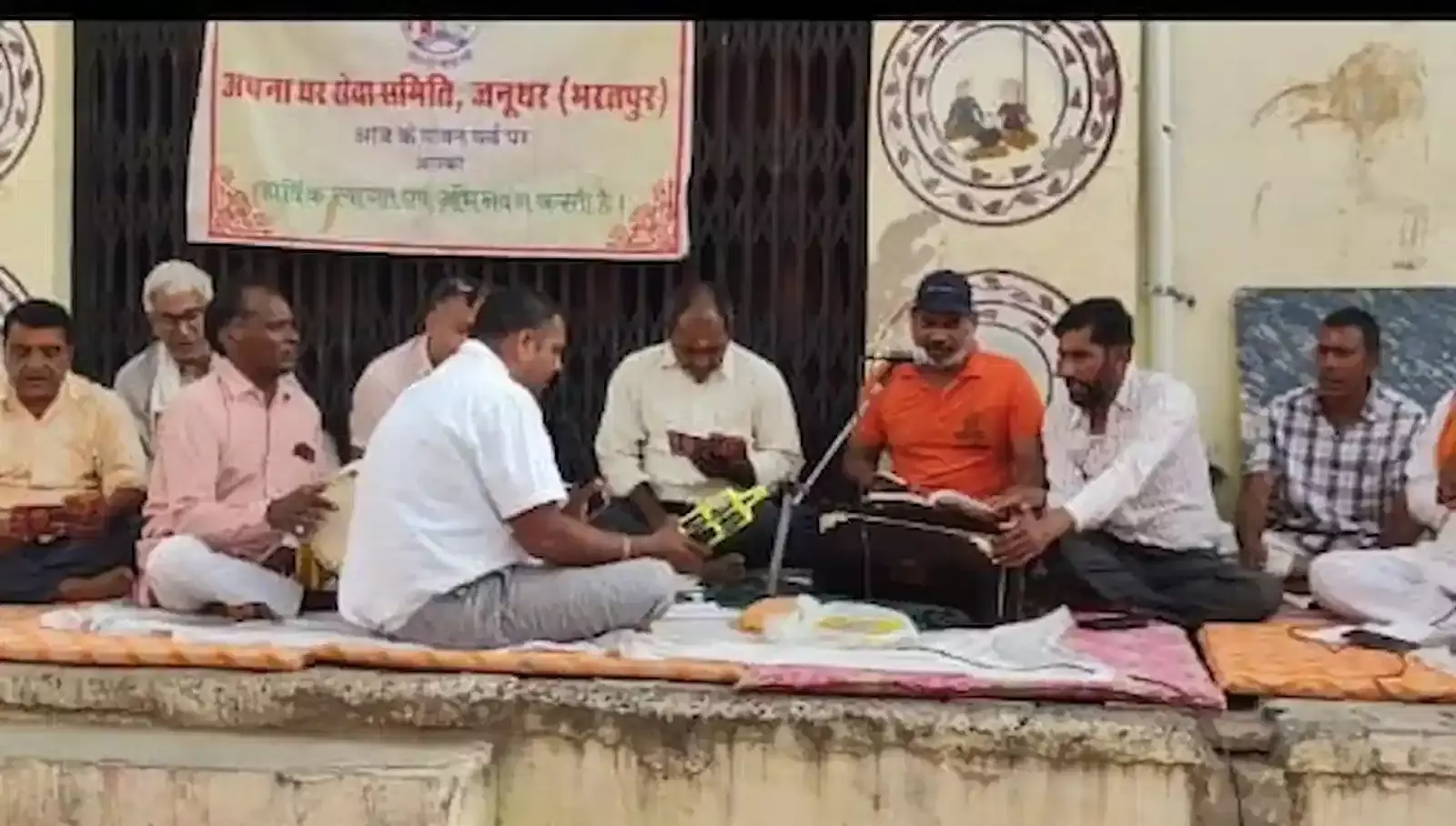 जनूथर के सराय वाले हनुमान जी मंदिर में अपना घर सेवा समिति के स्थापना दिवस पर सुंदरकांड पाठ करते श्रद्धालु।