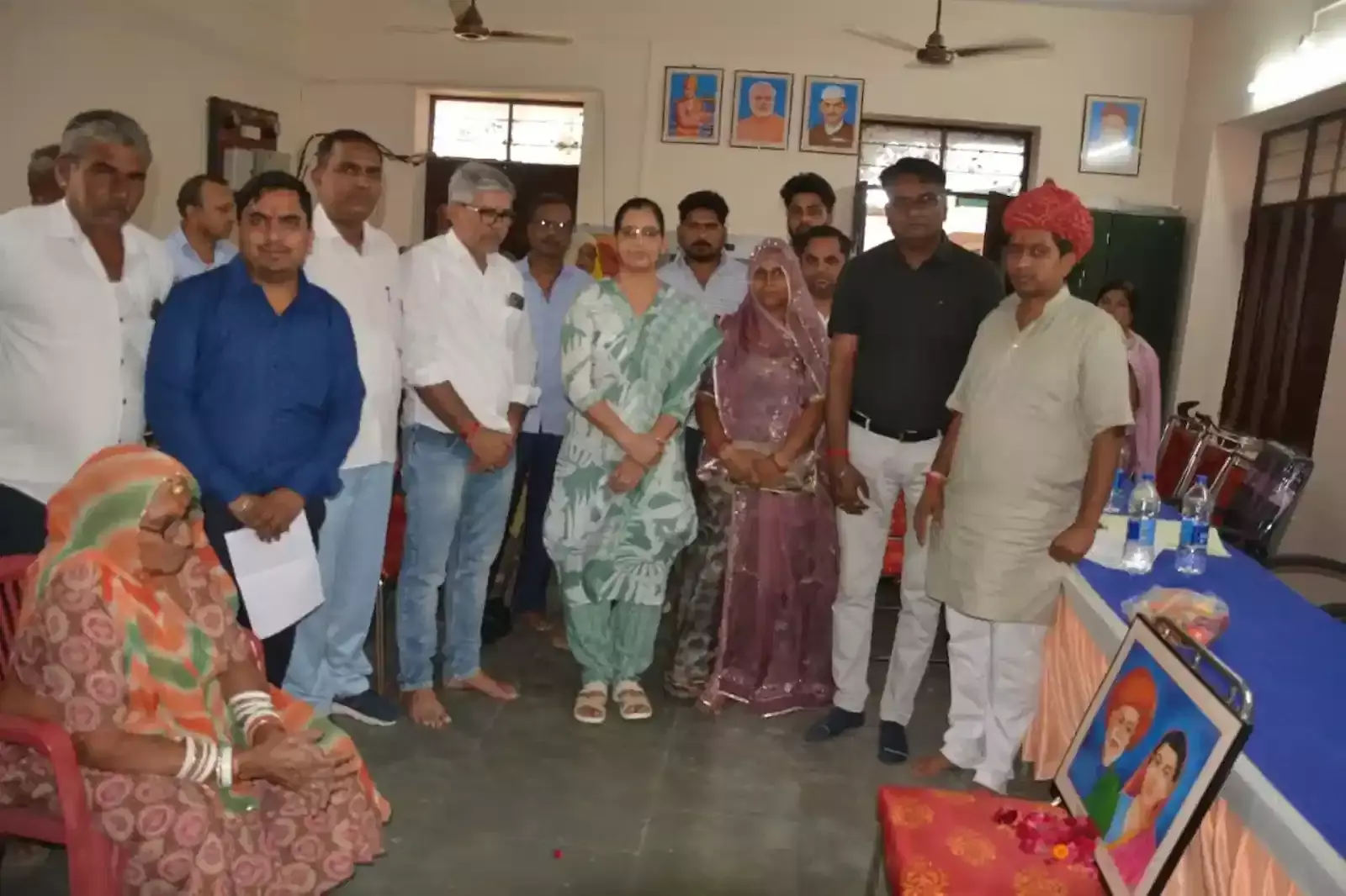 कुशालपुरा में ज्योतिबा फुले जयंती कार्यक्रम के दौरान उनकी प्रतिमा पर माल्यार्पण करतीं एसडीएम सुमित्रा विश्नोई और स्थानीय जनप्रतिनिधि। कुशालपुरा में ज्योतिबा फुले जयंती कार्यक्रम के दौरान उनकी प्रतिमा पर माल्यार्पण करतीं एसडीएम सुमित्रा विश्नोई और स्थानीय जनप्रतिनिधि।