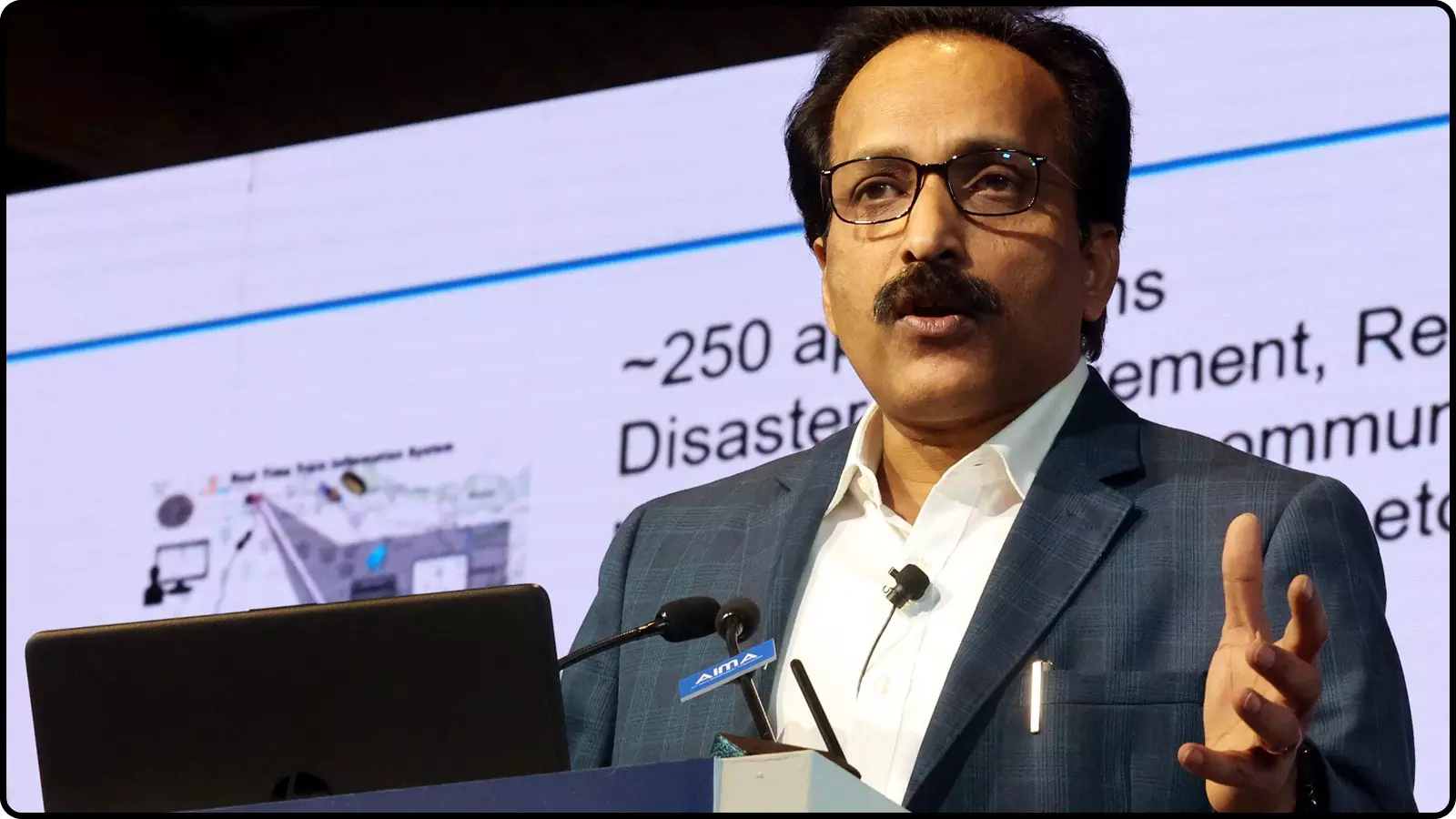 मंच पर भाषण देते हुए चश्मा पहने एस सोमनाथ अहमदाबाद में विज्ञान और वैदिक ज्ञान के संबंध में। मंच पर भाषण देते हुए चश्मा पहने एस सोमनाथ अहमदाबाद में विज्ञान और वैदिक ज्ञान के संबंध में।