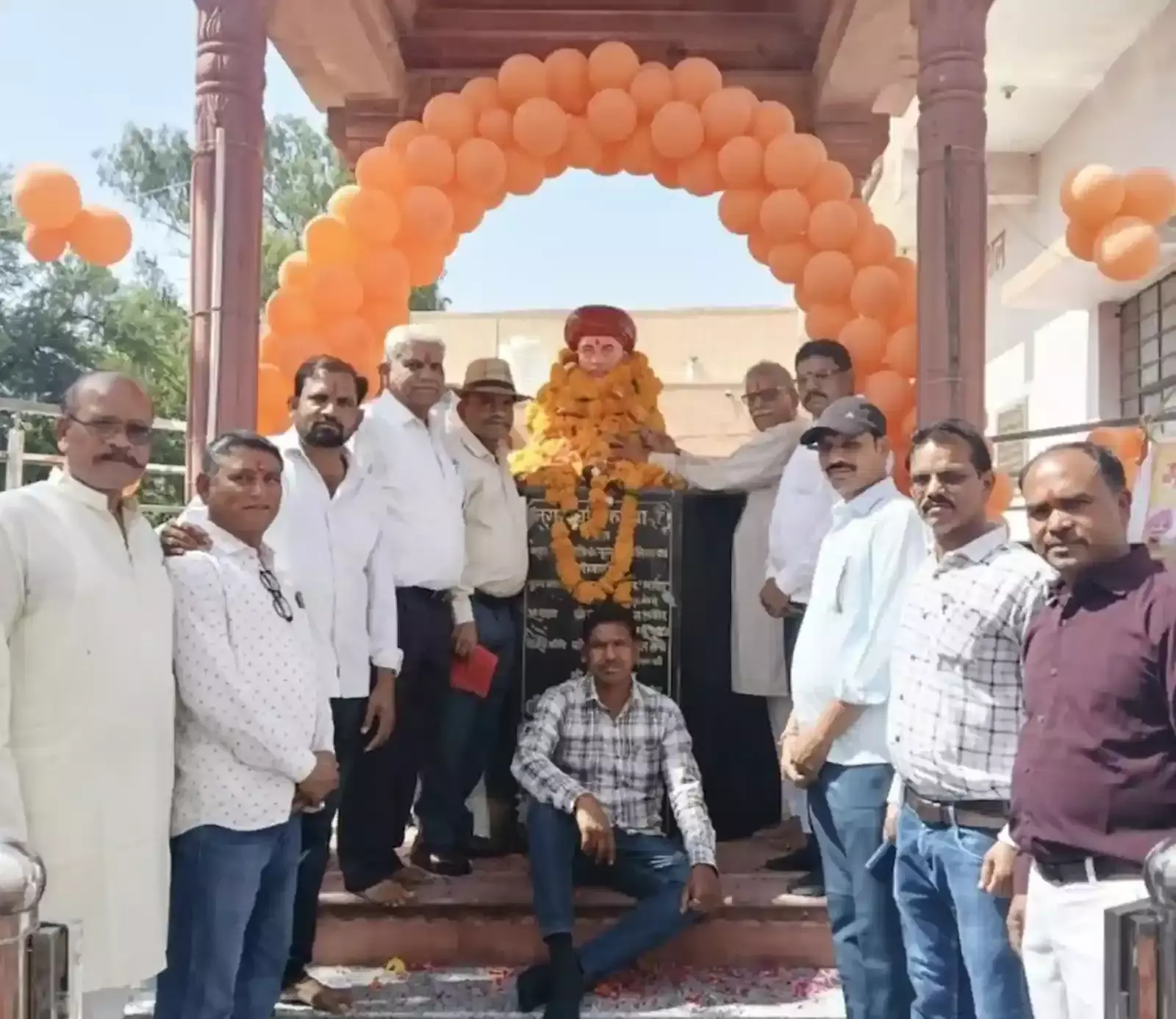 बारां में महात्मा ज्योतिबा फुले की 200वीं जयंती मनाते माली सैनी समाज के सदस्य और पदाधिकारी। बारां में महात्मा ज्योतिबा फुले की 200वीं जयंती मनाते माली सैनी समाज के सदस्य और पदाधिकारी।