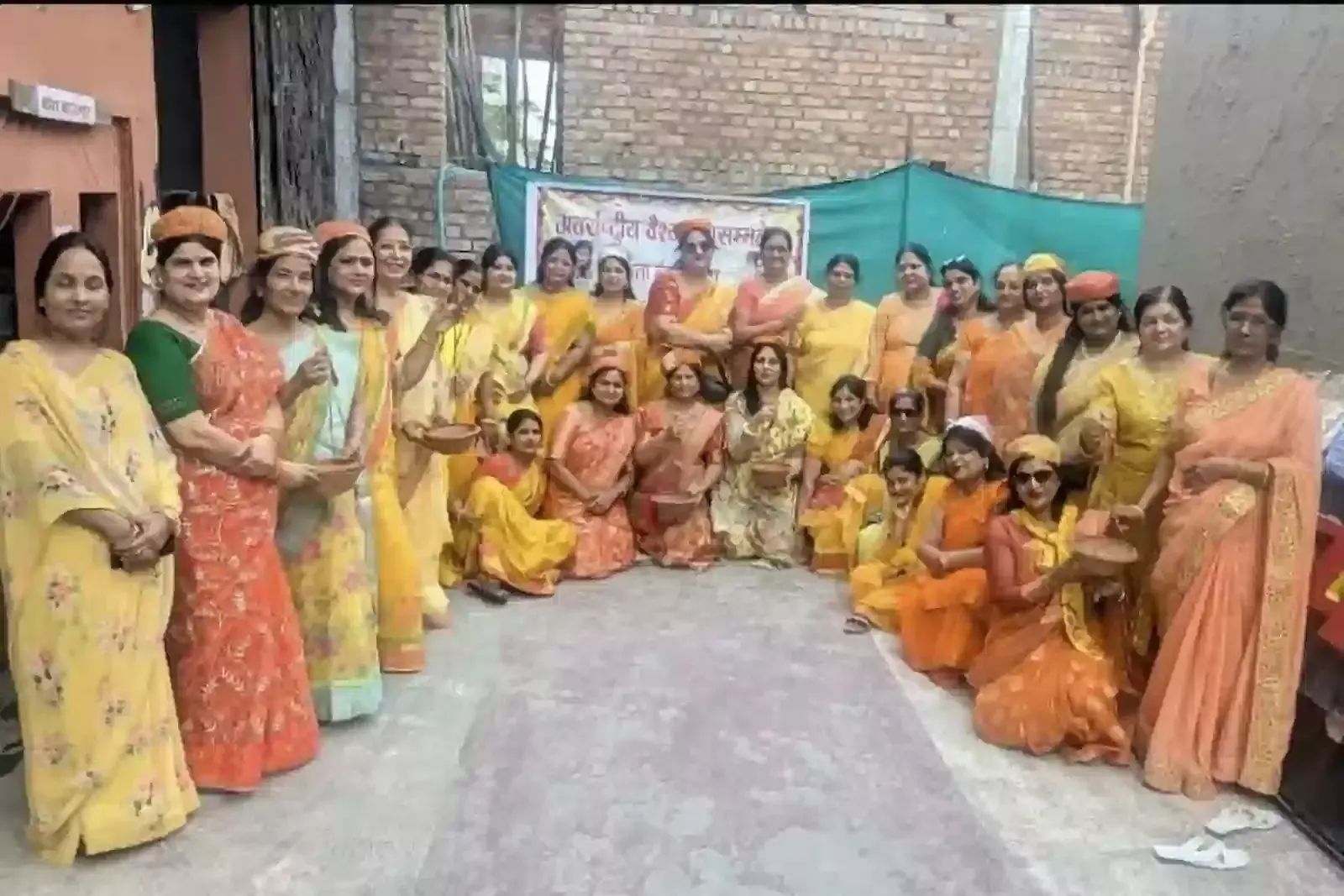 बारां में अंतरराष्ट्रीय वैश्य महासम्मेलन की महिला सदस्य जिला स्थापना दिवस पर पेड़ों पर पक्षियों के लिए मिट्टी के जलपात्र बांध रही हैं। बारां में अंतरराष्ट्रीय वैश्य महासम्मेलन की महिला सदस्य जिला स्थापना दिवस पर पेड़ों पर पक्षियों के लिए मिट्टी के जलपात्र बांध रही हैं।