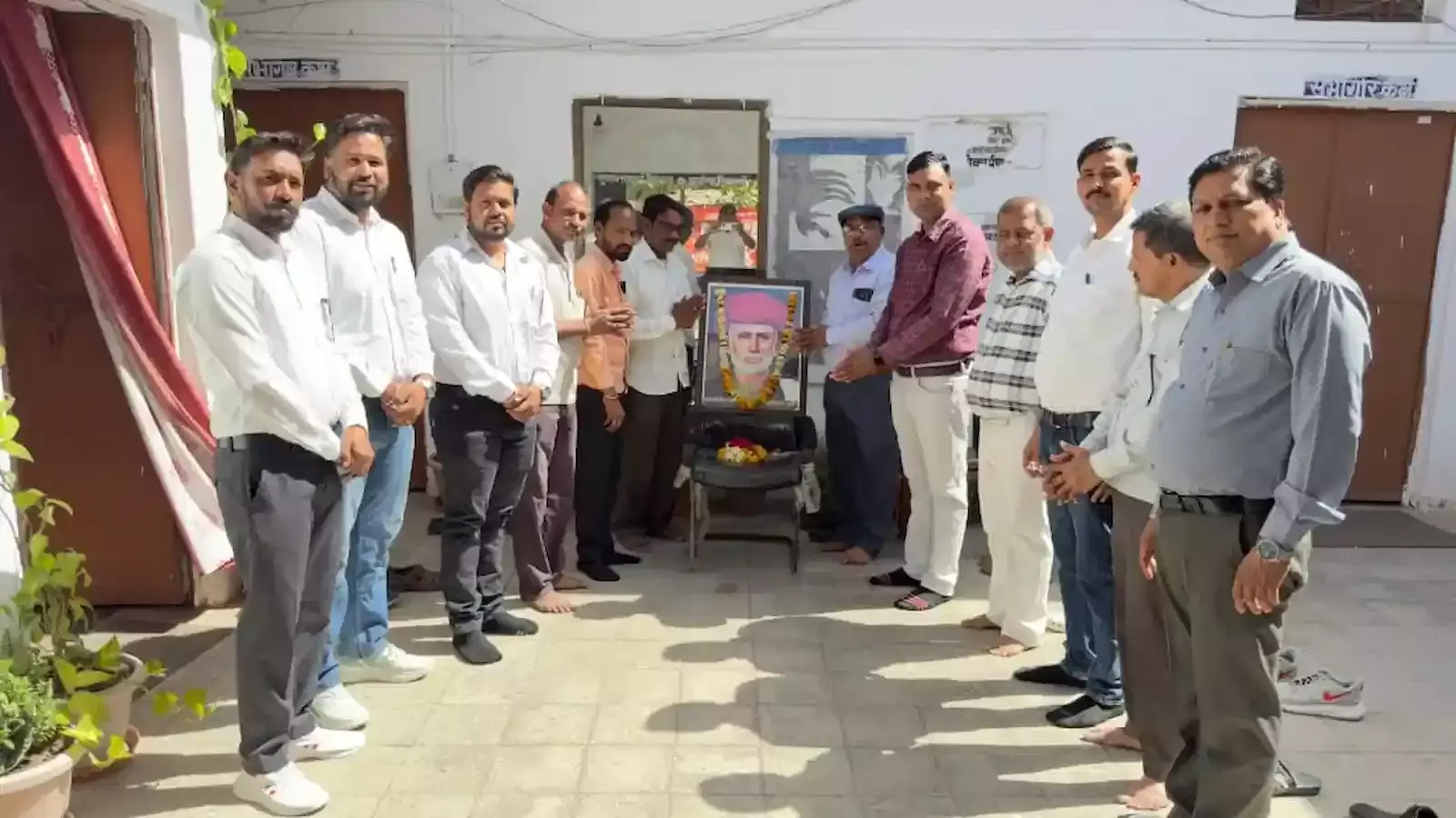 भूपालसागर के सीबीईओ कार्यालय में महात्मा ज्योतिबा फुले की जयंती पर श्रद्धासुमन अर्पित करते अधिकारी और नागरिक। भूपालसागर के सीबीईओ कार्यालय में महात्मा ज्योतिबा फुले की जयंती पर श्रद्धासुमन अर्पित करते अधिकारी और नागरिक।