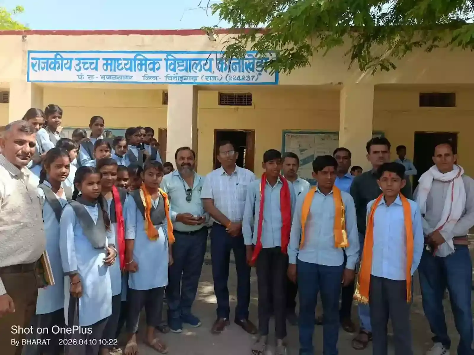 कानाखेड़ा के राजकीय उच्च माध्यमिक विद्यालय में प्रवेशोत्सव के दौरान नए छात्र का तिलक लगाकर स्वागत करते अतिथि और शिक्षक। कानाखेड़ा के राजकीय उच्च माध्यमिक विद्यालय में प्रवेशोत्सव के दौरान नए छात्र का तिलक लगाकर स्वागत करते अतिथि और शिक्षक।