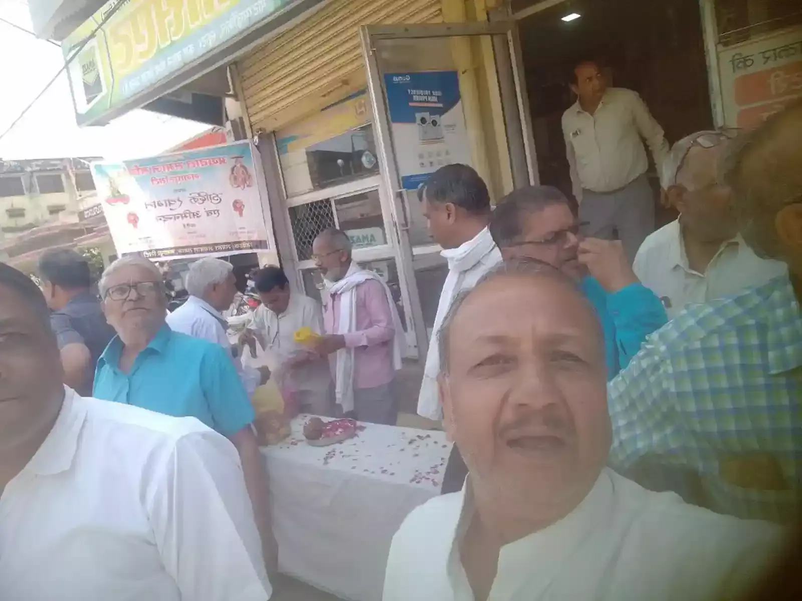 गंगापुर सिटी के कचहरी रोड पर ज्योतिबा फुले जयंती शोभायात्रा के दौरान सैनी समाज का स्वागत करते अग्रवाल समाज के लोग। गंगापुर सिटी के कचहरी रोड पर ज्योतिबा फुले जयंती शोभायात्रा के दौरान सैनी समाज का स्वागत करते अग्रवाल समाज के लोग।
