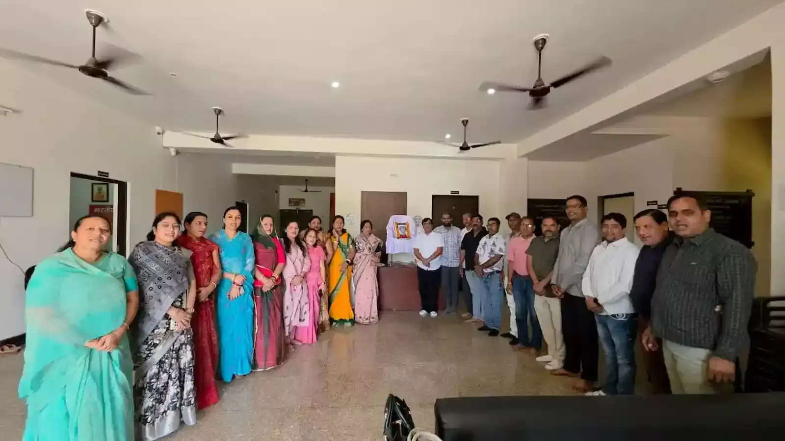 राजसमंद भाजपा कार्यालय में महात्मा ज्योतिबा फुले के चित्र पर पुष्पांजलि अर्पित करते जिला अध्यक्ष जगदीश पालीवाल और कार्यकर्ता। राजसमंद भाजपा कार्यालय में महात्मा ज्योतिबा फुले के चित्र पर पुष्पांजलि अर्पित करते जिला अध्यक्ष जगदीश पालीवाल और कार्यकर्ता।