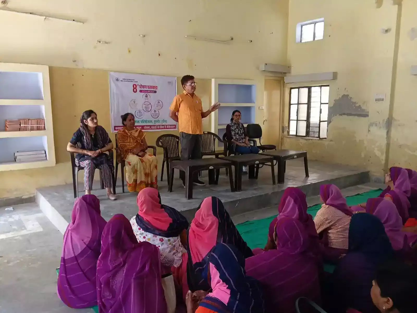 कुम्हेर में जागरूकता रैली निकालती आंगनवाड़ी कार्यकर्ता बच्चों के प्रारंभिक मस्तिष्क विकास और पोषण का संदेश देते हुए।