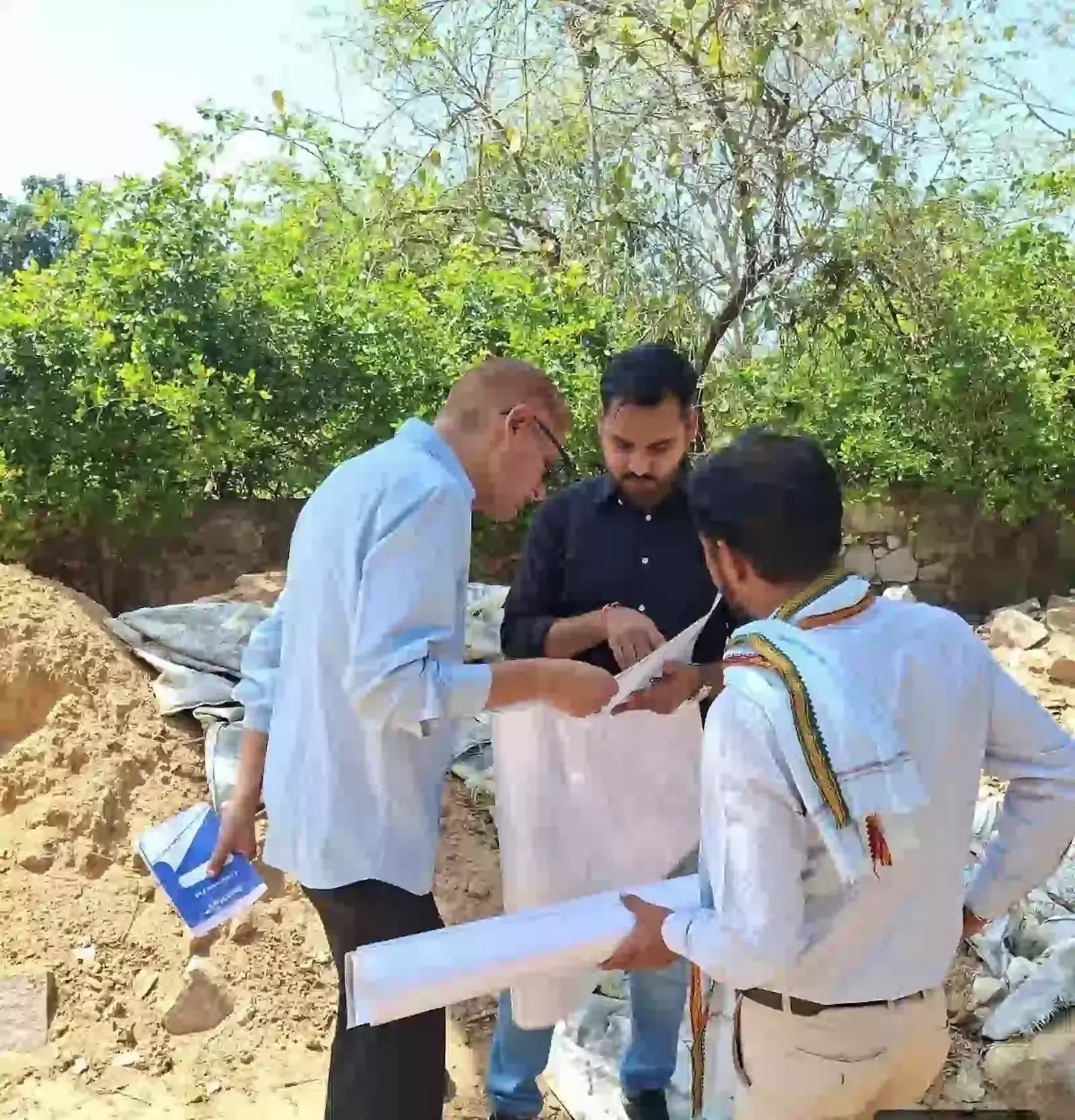 गंगापुर सिटी में कार्यालय के भीतर पेयजल योजनाओं की प्रगति रिपोर्ट की समीक्षा करते सरकारी अधिकारी और अभियंता। गंगापुर सिटी में कार्यालय के भीतर पेयजल योजनाओं की प्रगति रिपोर्ट की समीक्षा करते सरकारी अधिकारी और अभियंता।