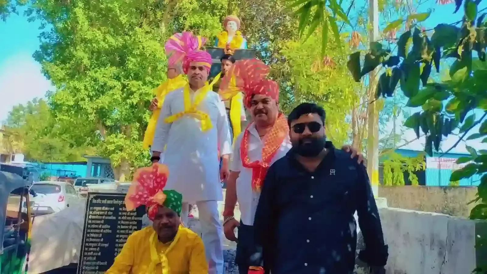 कोटा के किशोरपुरा में महात्मा ज्योतिबा फुले की प्रतिमा पर पुष्प अर्पित करते माली सैनी समाज के लोग।