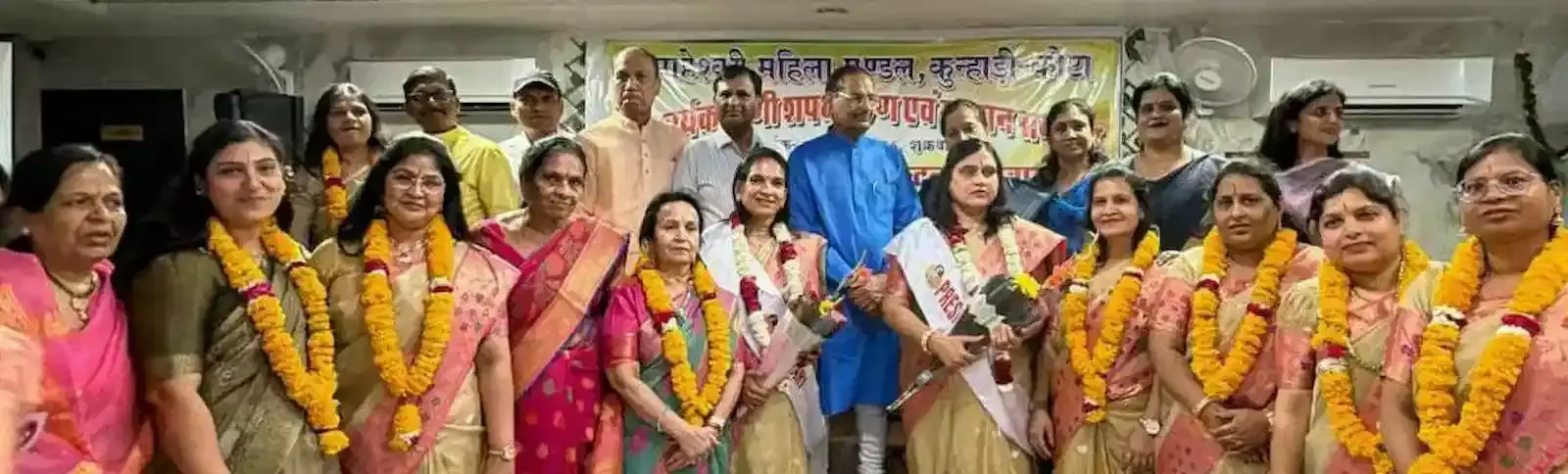 कोटा के कुन्हाड़ी में माहेश्वरी महिला मंडल शपथ ग्रहण समारोह के दौरान मंच पर मौजूद नवनियुक्त पदाधिकारी और अतिथि।