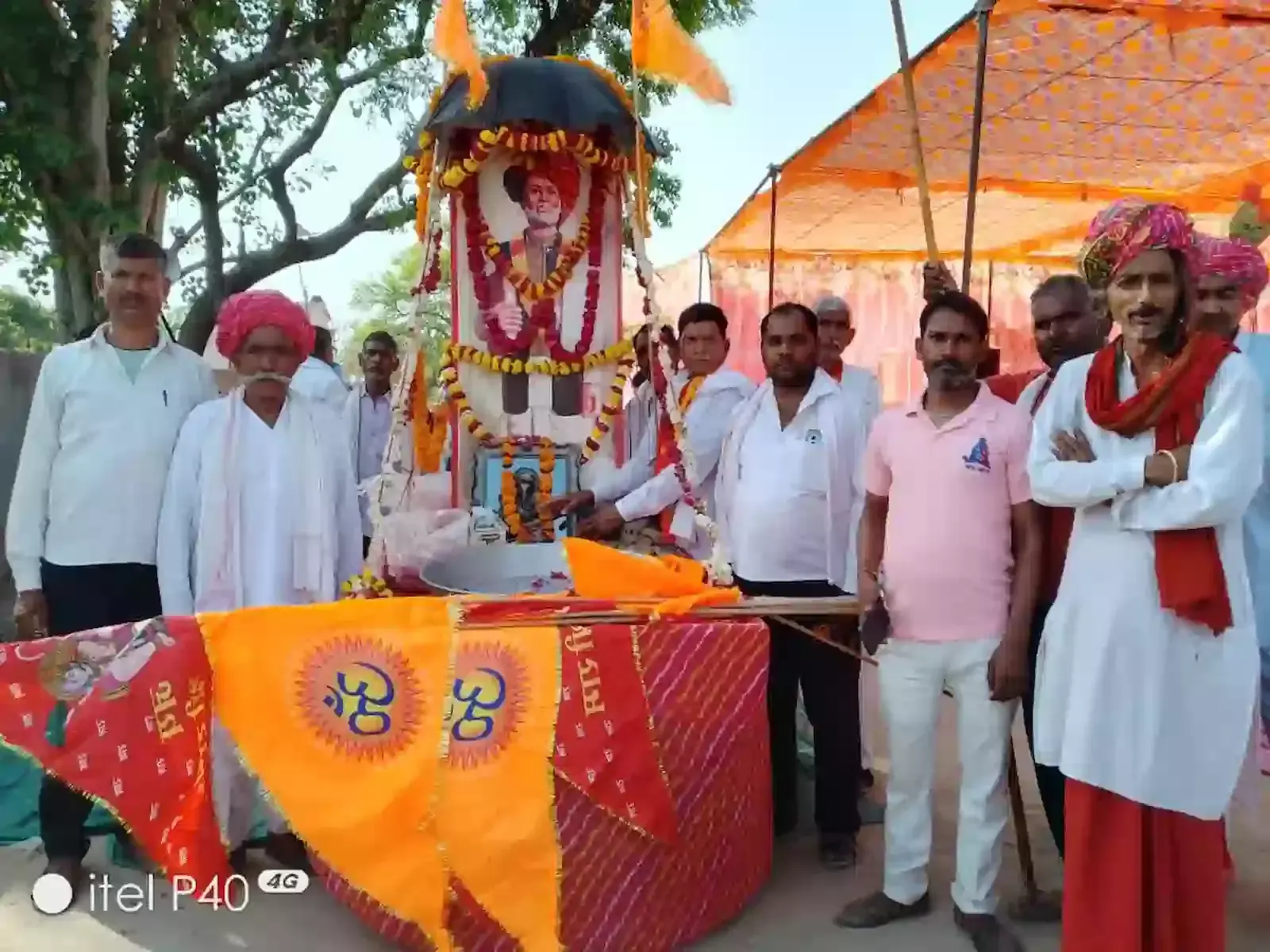 भुसावर के ज्योतिबा फुले पार्क में भव्य शोभायात्रा के दौरान सजी हुई आकर्षक झांकियां और शामिल श्रद्धालु। भुसावर के ज्योतिबा फुले पार्क में भव्य शोभायात्रा के दौरान सजी हुई आकर्षक झांकियां और शामिल श्रद्धालु।