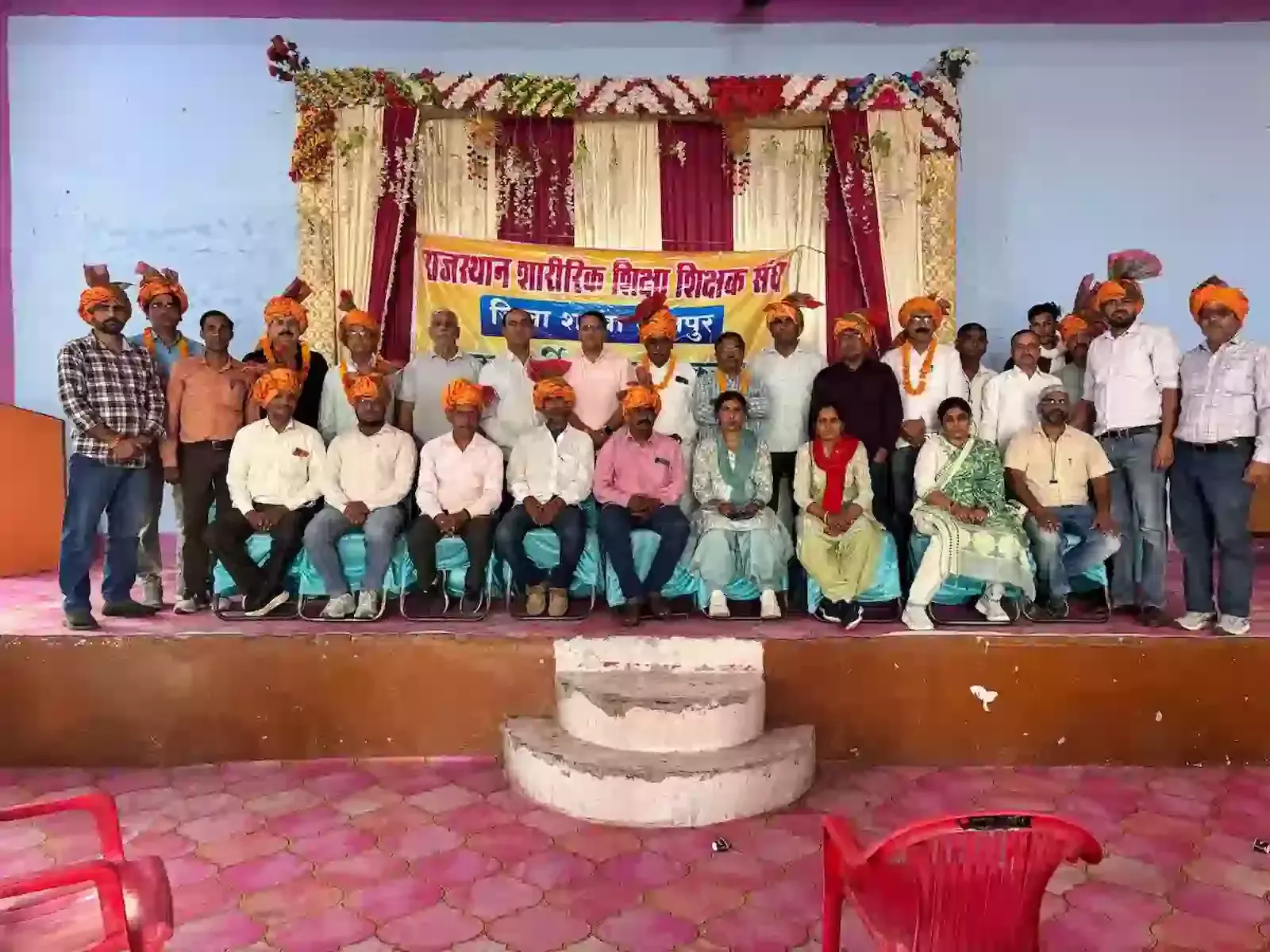 भुसावर में शारीरिक शिक्षा शिक्षक संघ की बैठक में नवनियुक्त पदाधिकारी और अतिथि समूह चर्चा करते हुए। भुसावर में शारीरिक शिक्षा शिक्षक संघ की बैठक में नवनियुक्त पदाधिकारी और अतिथि समूह चर्चा करते हुए।