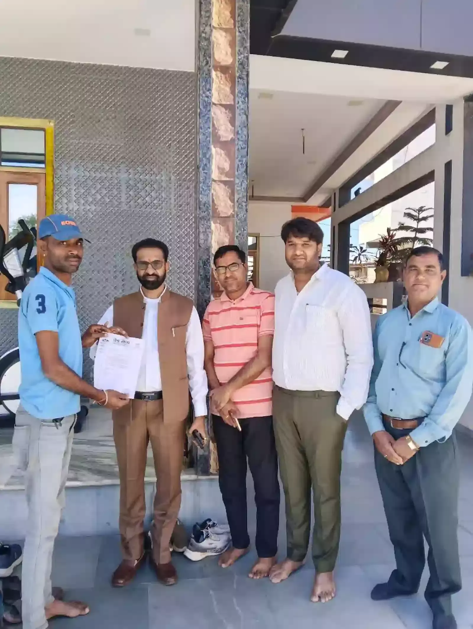 चित्तौड़गढ़ में विधायक अर्जुन लाल जीनगर को मूर्ति स्थापना हेतु ज्ञापन सौंपते देव सेना कार्यकर्ता और गुर्जर समाज के प्रतिनिधि। चित्तौड़गढ़ में विधायक अर्जुन लाल जीनगर को मूर्ति स्थापना हेतु ज्ञापन सौंपते देव सेना कार्यकर्ता और गुर्जर समाज के प्रतिनिधि।
