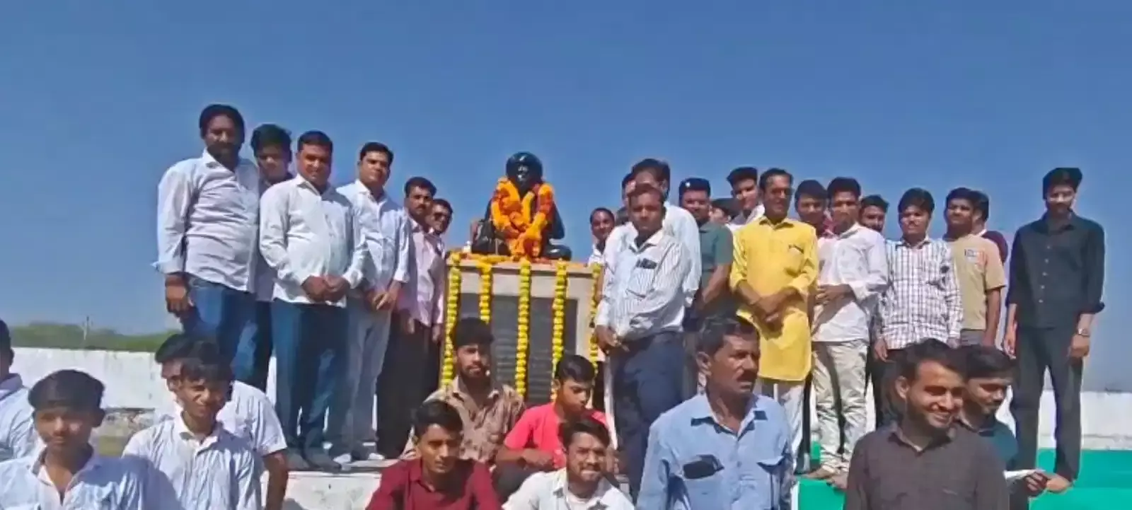 टोंक में महात्मा ज्योतिबा फुले छात्रावास के भीतर उनकी प्रतिमा पर माल्यार्पण करते विभिन्न संगठनों के पदाधिकारी। टोंक में महात्मा ज्योतिबा फुले छात्रावास के भीतर उनकी प्रतिमा पर माल्यार्पण करते विभिन्न संगठनों के पदाधिकारी।