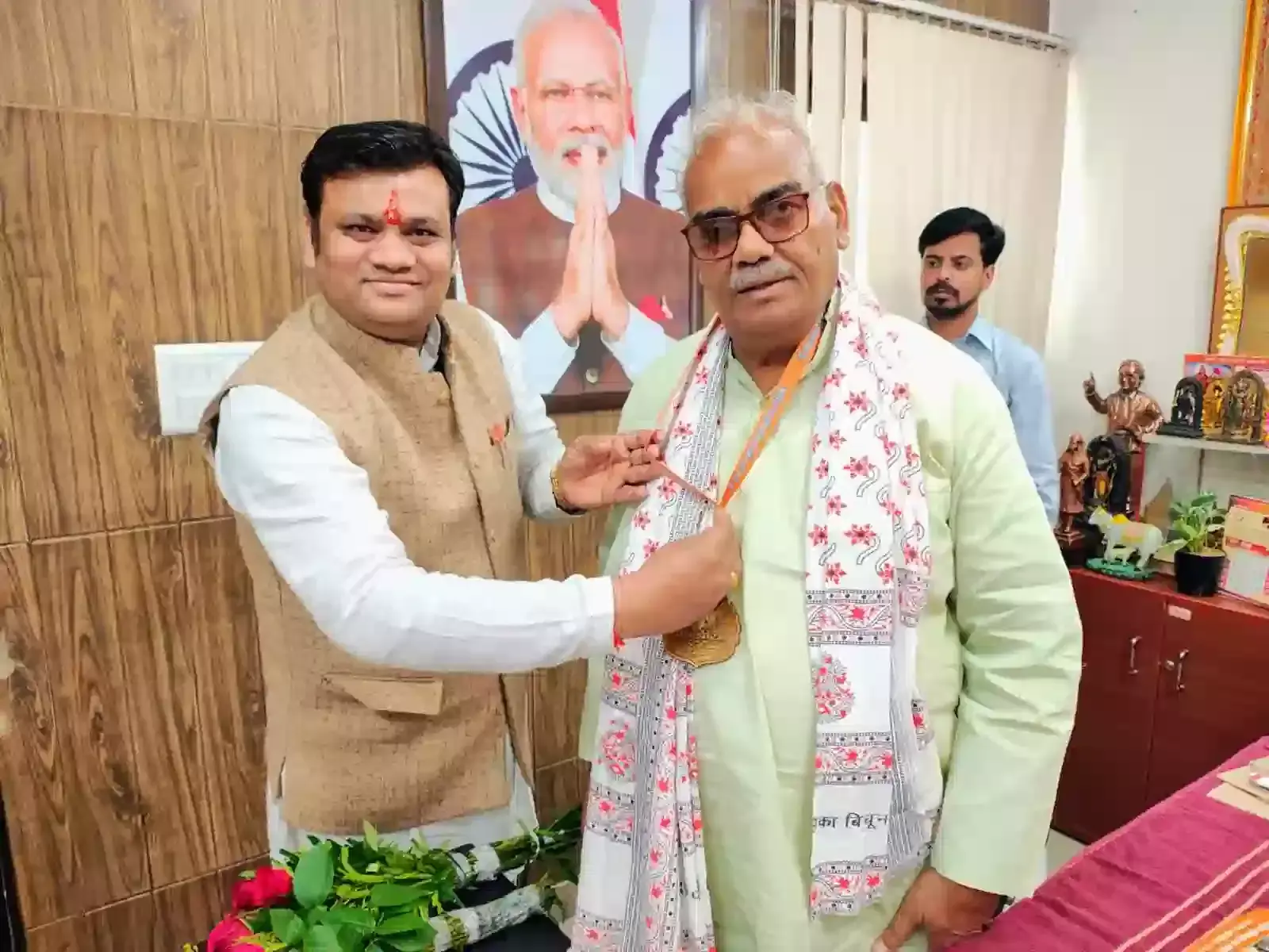 जयपुर में शिक्षा मंत्री मदन दिलावर को हिंदू रत्न अवार्ड भेंट करते डॉ. श्यामा प्रसाद मुखर्जी राष्ट्रीय विचार मंच के राहुल गोयल। जयपुर में शिक्षा मंत्री मदन दिलावर को हिंदू रत्न अवार्ड भेंट करते डॉ. श्यामा प्रसाद मुखर्जी राष्ट्रीय विचार मंच के राहुल गोयल।